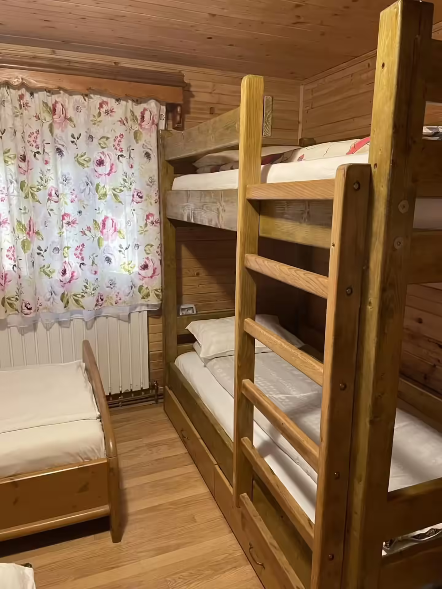 Pat supraetajat din lemn potrivit pentru copii, Cabana Beliș