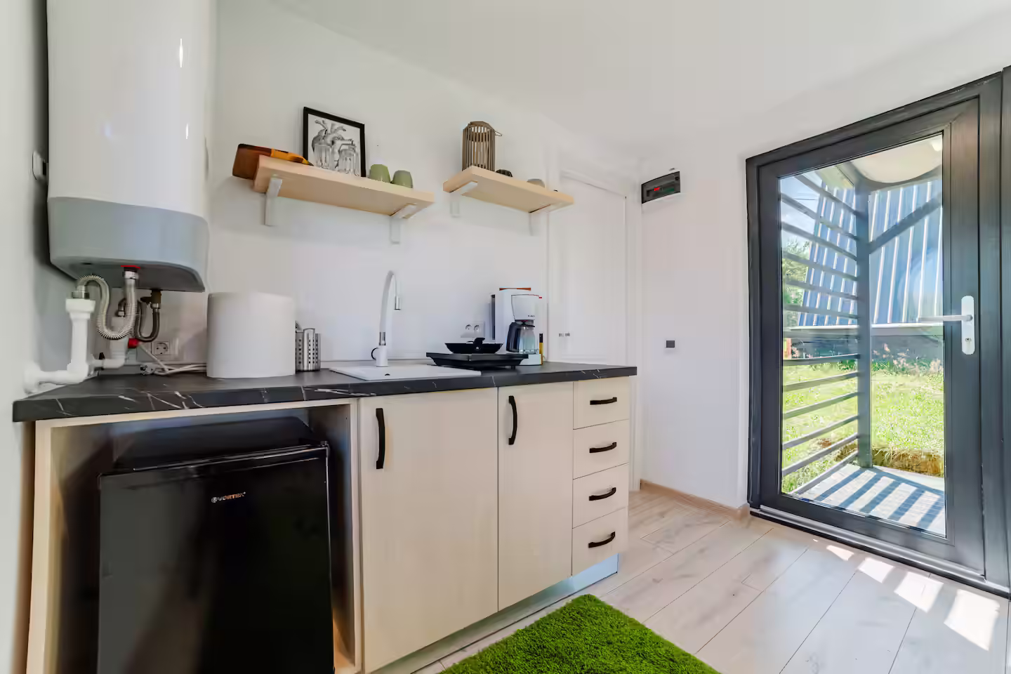 Chicinetă cu acces spre exterior în cabana SkyAtlas Hideaway, Sohodol, Bran Chicinetă cu acces spre exterior în cabana SkyAtlas Hideaway, Sohodol, Bran