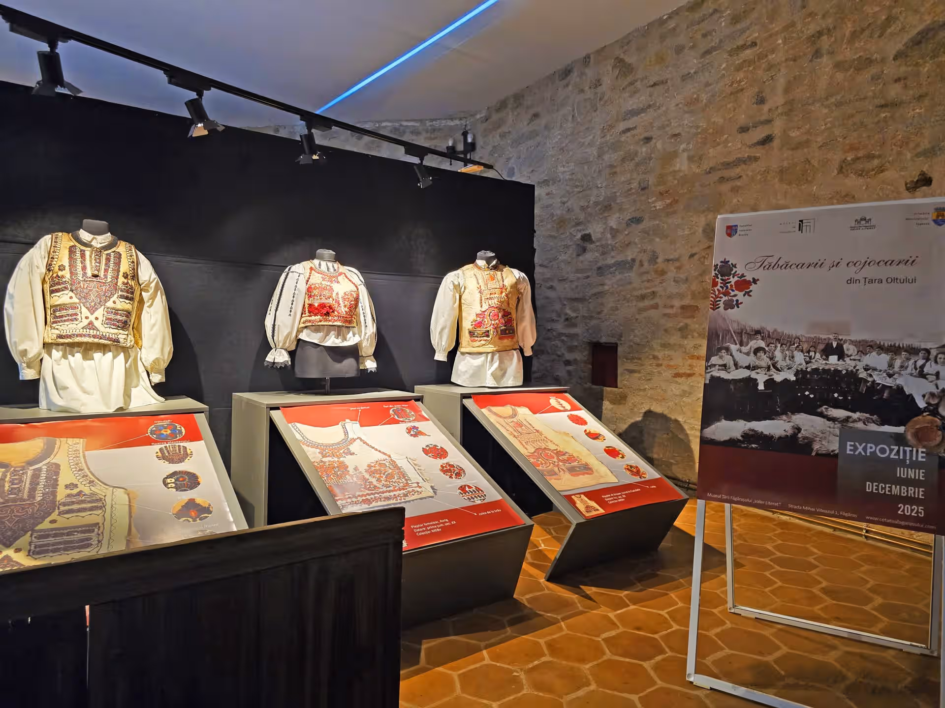 Expoziție de costume populare din Țara Făgărașului în cetate Expoziție de costume populare din Țara Făgărașului în cetate