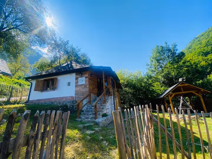 Bats Cave Hut Transylvania din Sub Piatră, România, fotografia 18