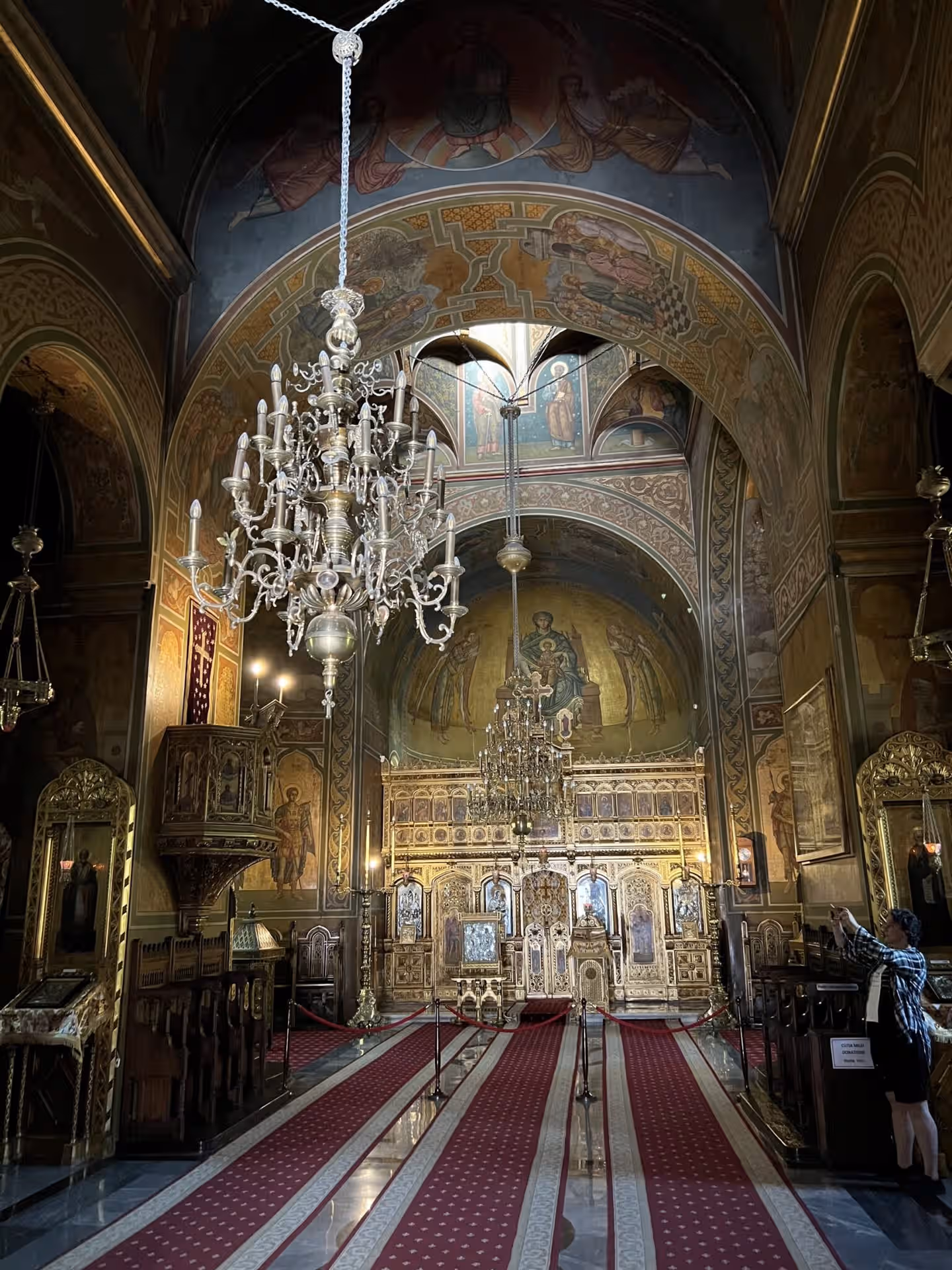 Interiorul Bisericii Mari cu candelabru și altar, Mănăstirea Sinaia