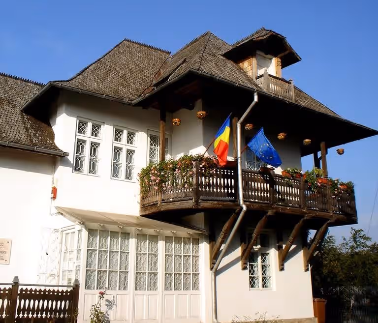 Balconul de lemn cu drapele al casei memoriale Grigorescu