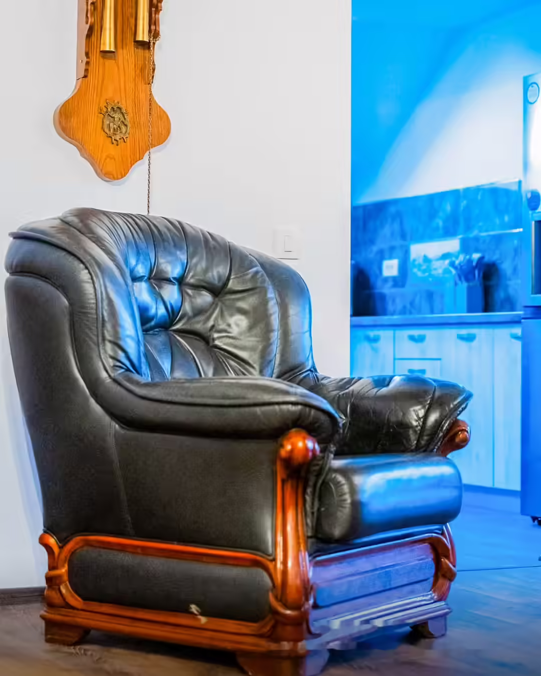 Colț de relaxare cu fotoliu în livingul Cabanei La Bontu Colț de relaxare cu fotoliu în livingul Cabanei La Bontu