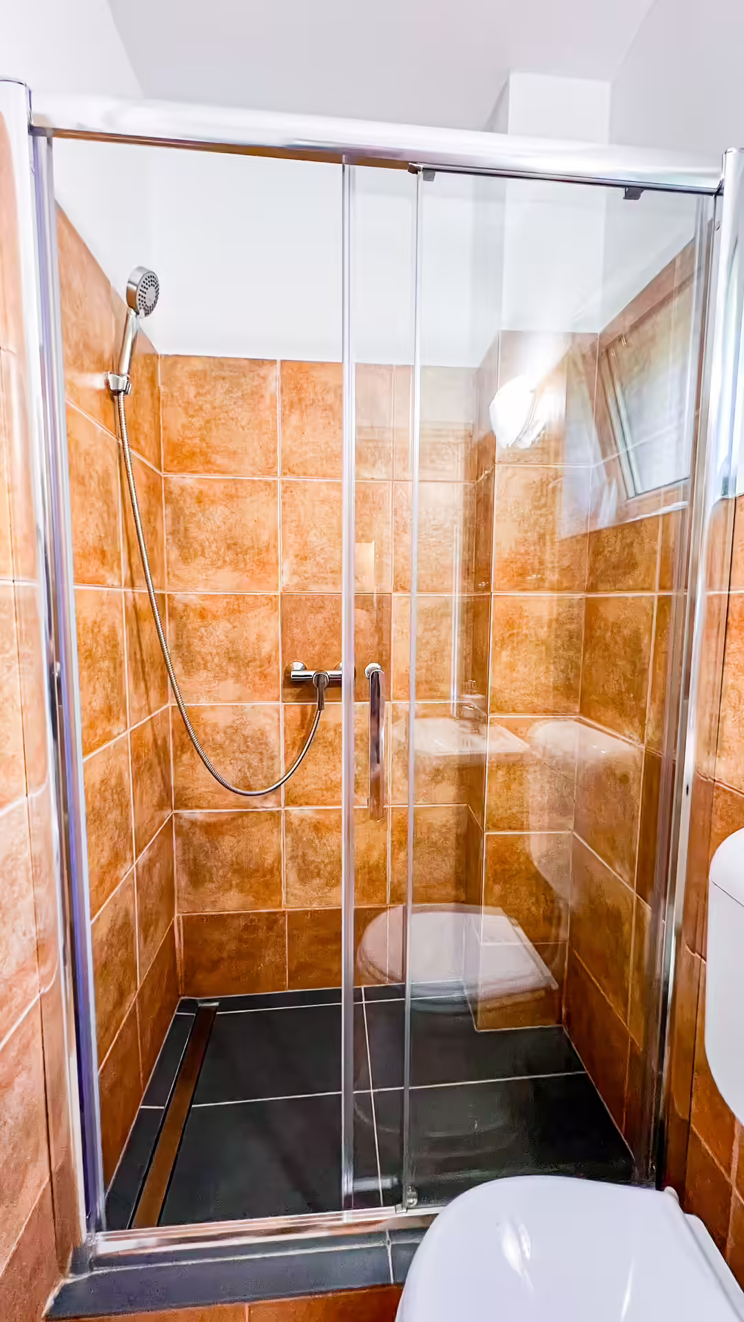 Cabină de duș din sticlă la Casa Georgea din Săcele