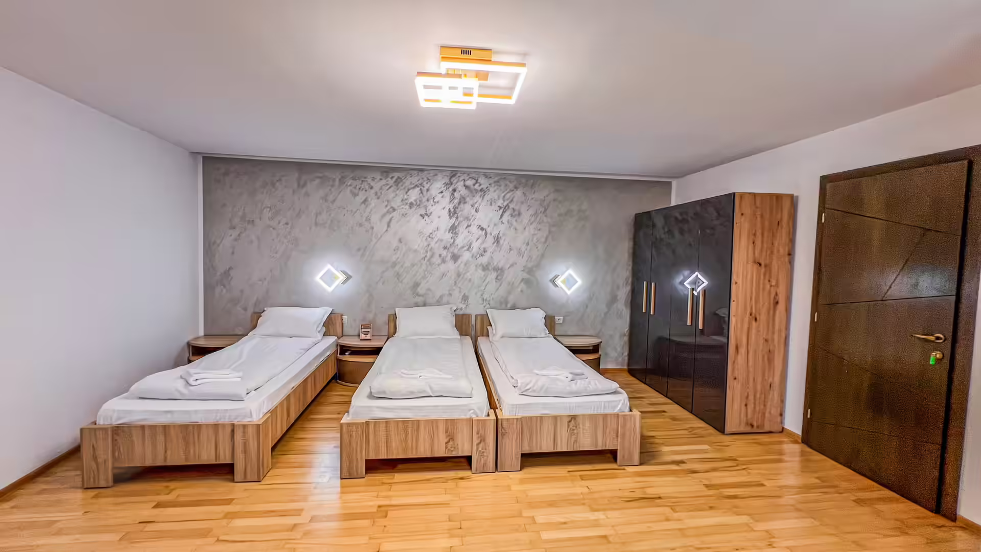Cameră cu două paturi și perete decorativ la Random House Cameră cu două paturi și perete decorativ la Random House