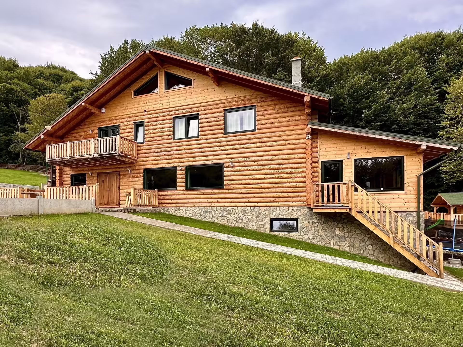 Exteriorul Cabanei Lacasata cu vedere la deal, Codlea, Brașov Exteriorul Cabanei Lacasata cu vedere la deal, Codlea, Brașov