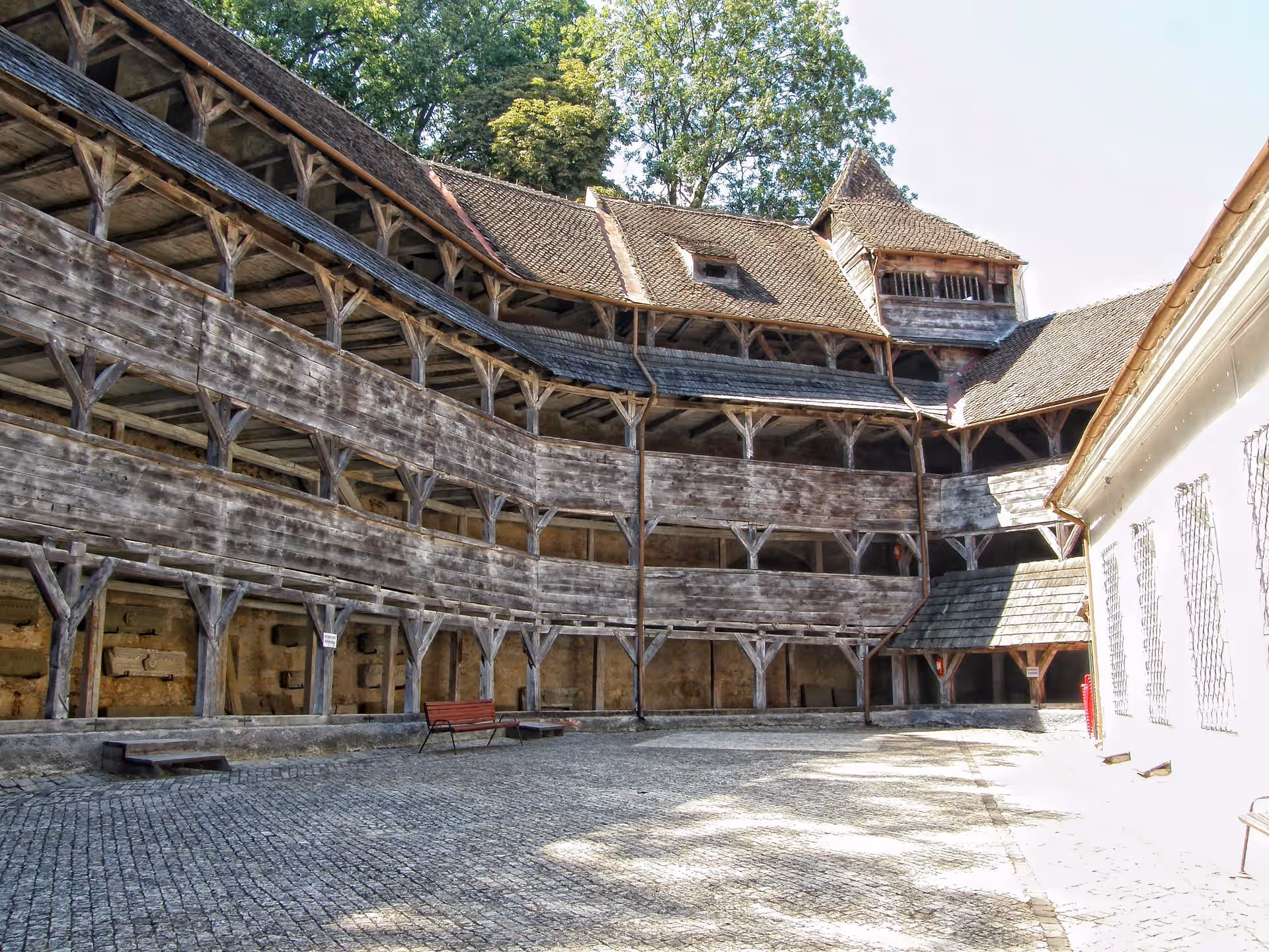Galeriile din lemn și curtea pavată a Bastionului Țesătorilor, Brașov