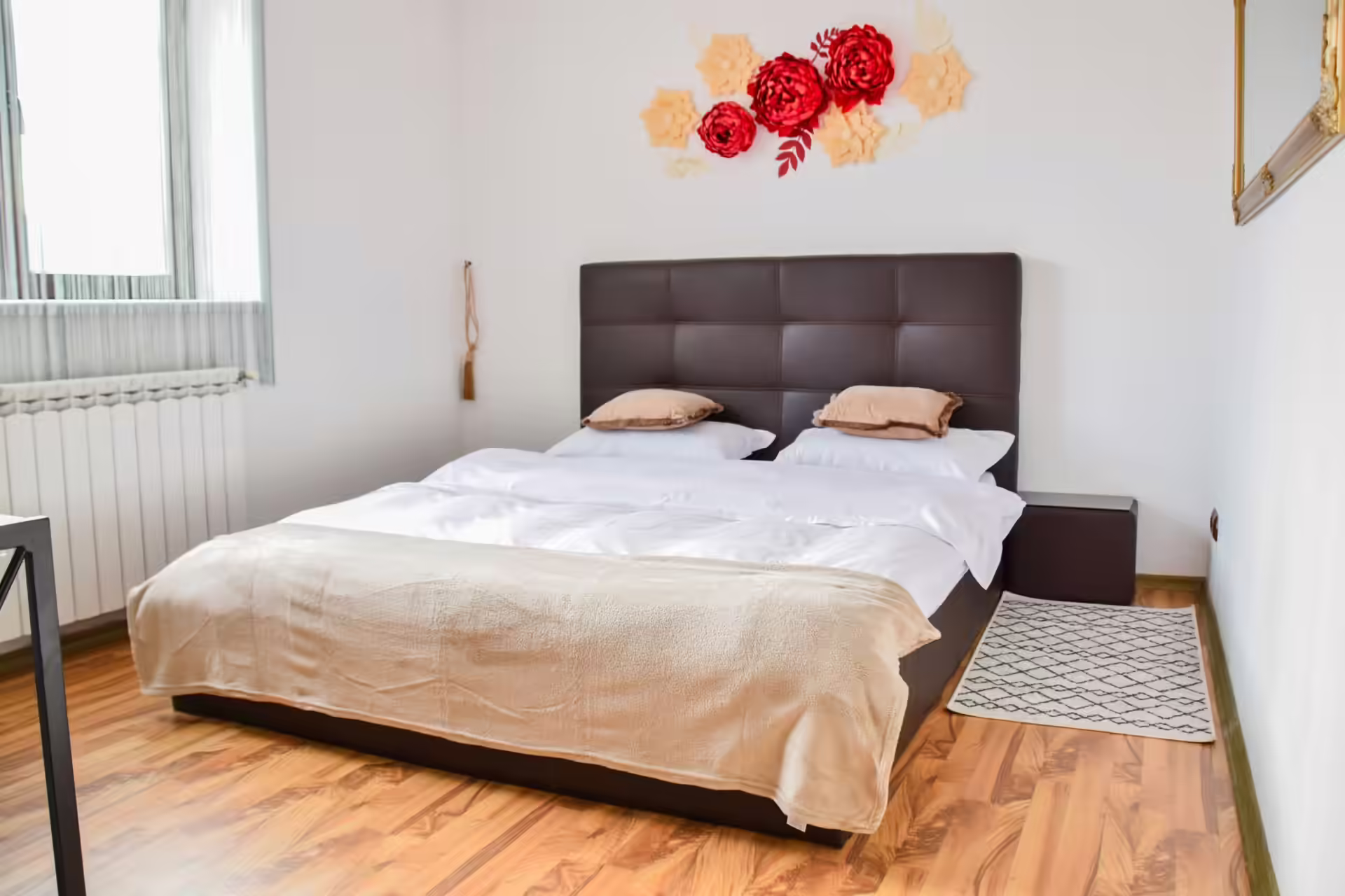 Dormitor matrimonial cu tăblie tapițată la Vila Mik Guesthouse Dormitor matrimonial cu tăblie tapițată la Vila Mik Guesthouse
