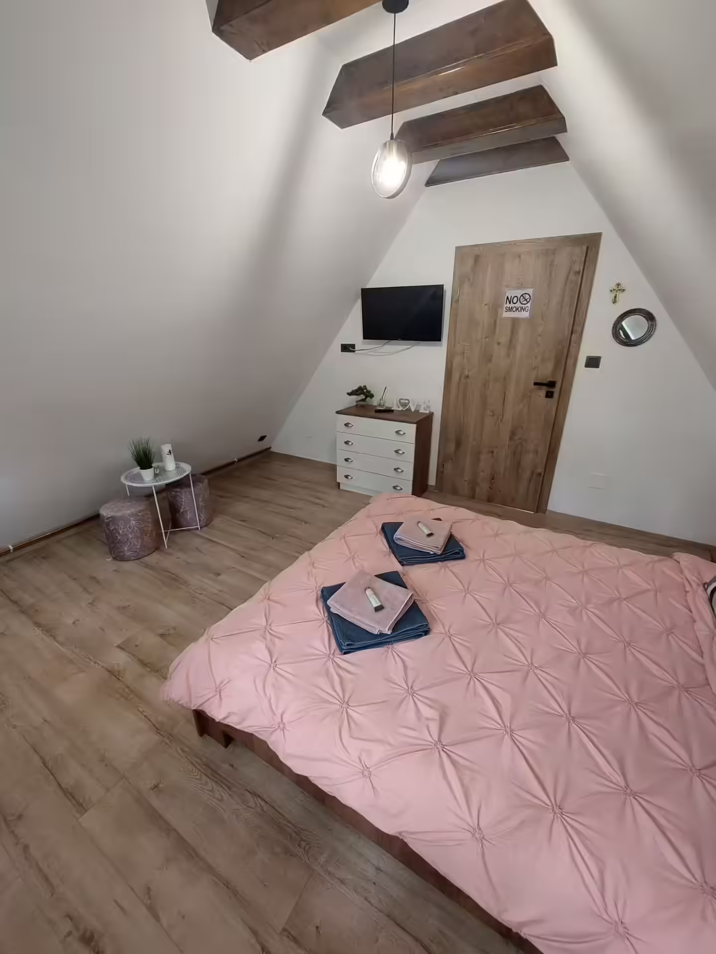Dormitor la mansardă cu televizor la Cabana A-frame Nis, Prahova Dormitor la mansardă cu televizor la Cabana A-frame Nis, Prahova