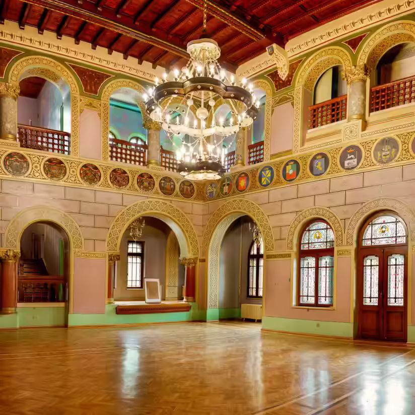 Holul cu candelabru și galerii decorate din Castelul Cantacuzino
