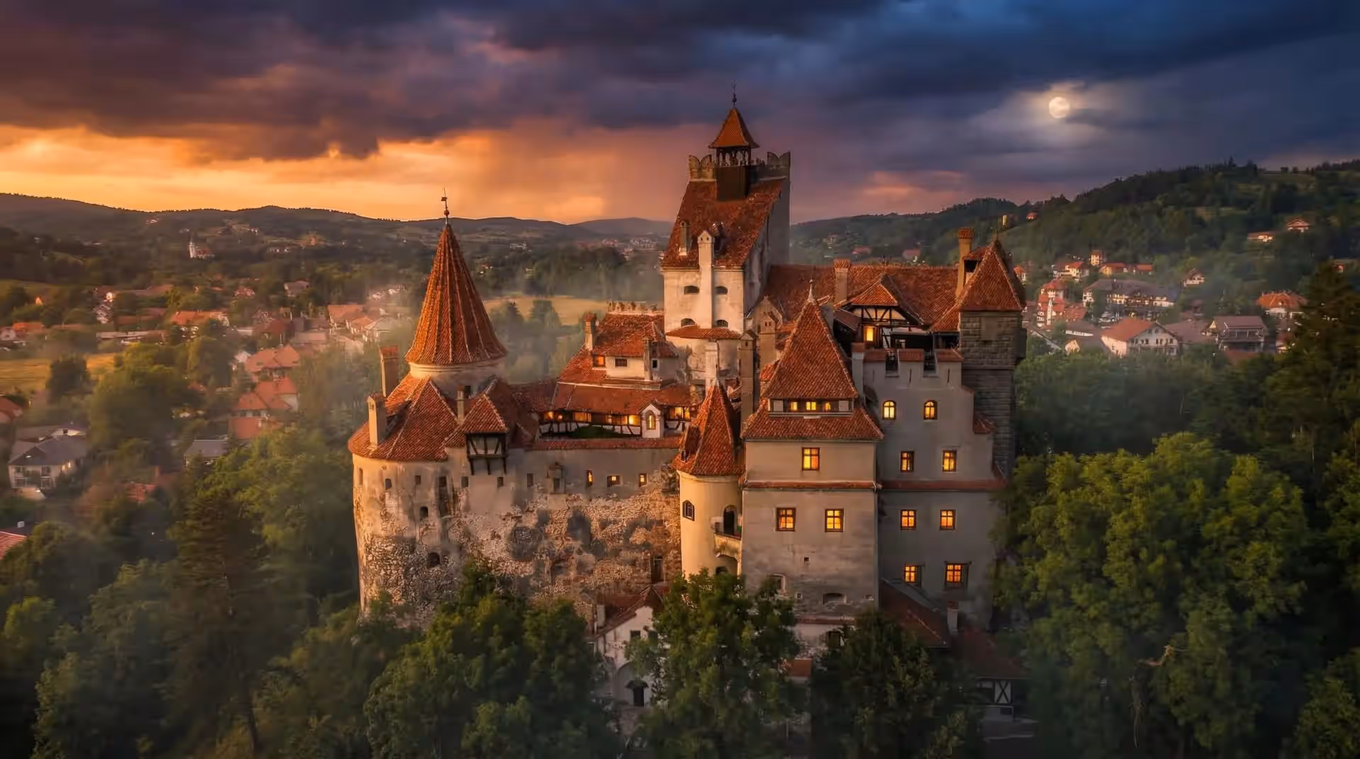 Satul Bran și Castelul Bran toamna, cu munții în depărtare Satul Bran și Castelul Bran toamna, cu munții în depărtare