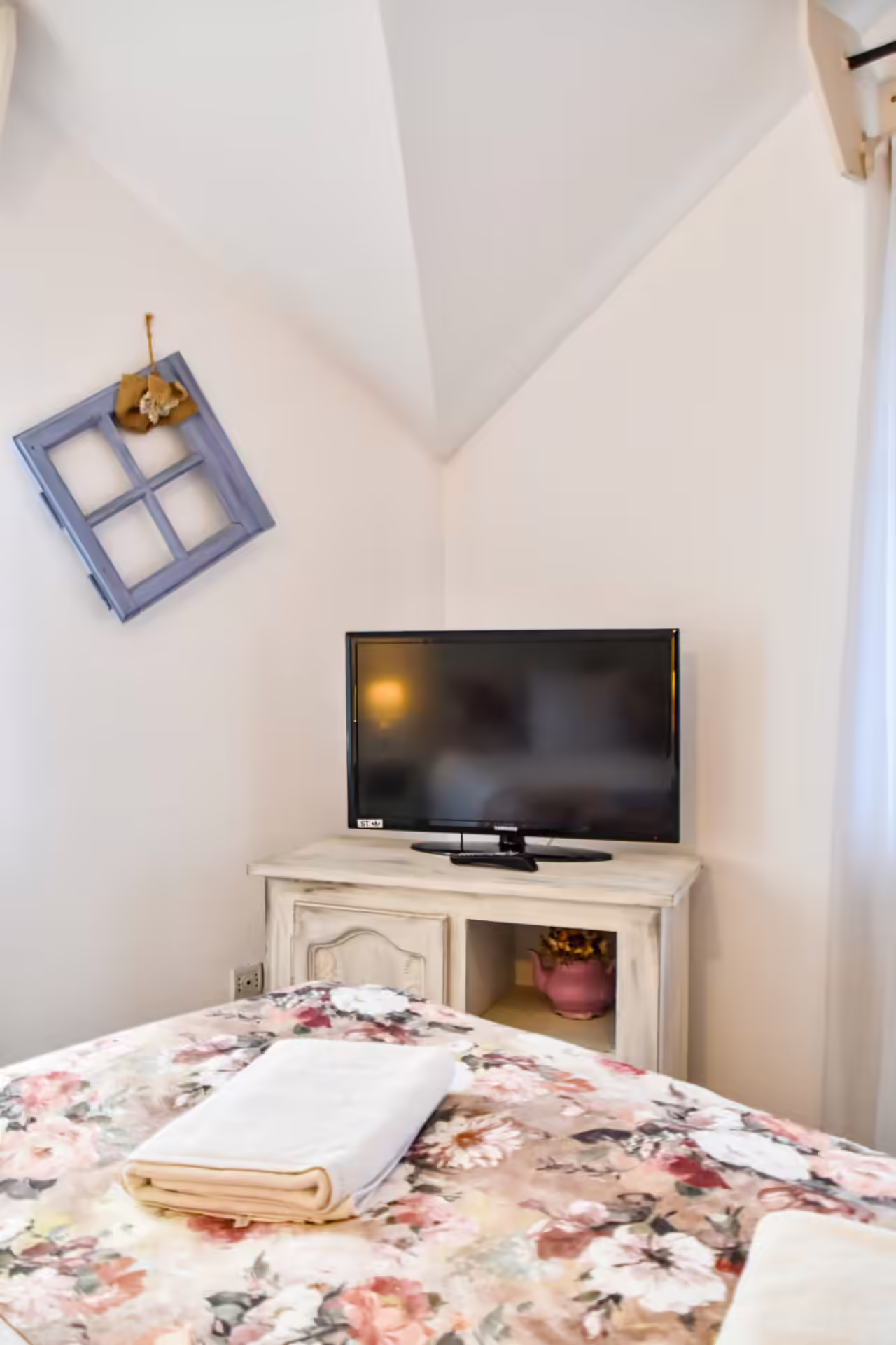 Dormitor la mansardă cu televizor la Casa Georgea din Săcele