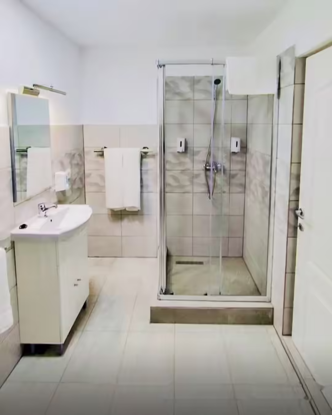 Baie cu duș și lavoar la Cabana La Bontu, Întorsura Buzăului Baie cu duș și lavoar la Cabana La Bontu, Întorsura Buzăului
