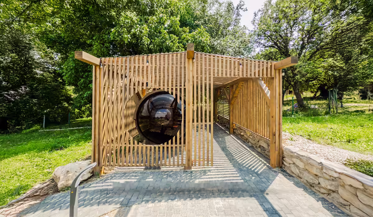 Ciubăr exterior încălzit cu hidromasaj sub pergolă de lemn la AZA Chalet