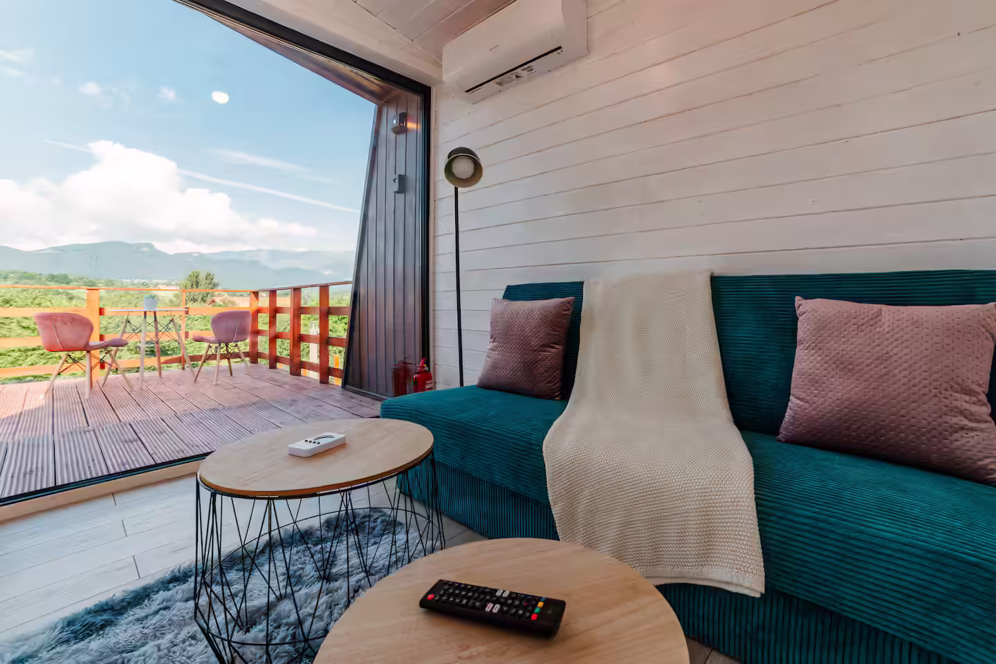 Zonă de zi în cabana SkyAtlas Hideaway cu acces direct pe terasa privată Zonă de zi în cabana SkyAtlas Hideaway cu acces direct pe terasa privată
