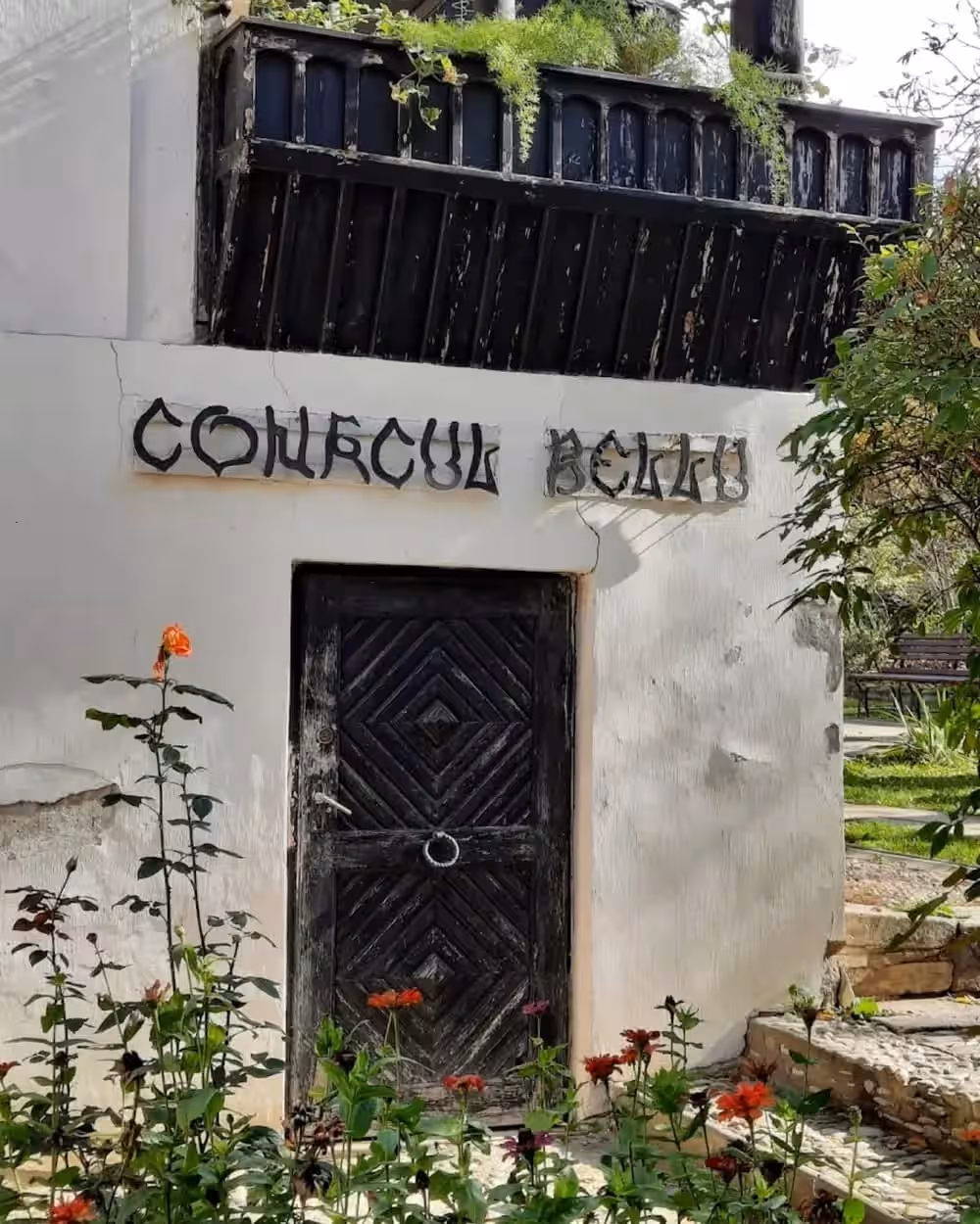 Intrarea cu grilaj și inscripția Conacul Bellu Intrarea cu grilaj și inscripția Conacul Bellu