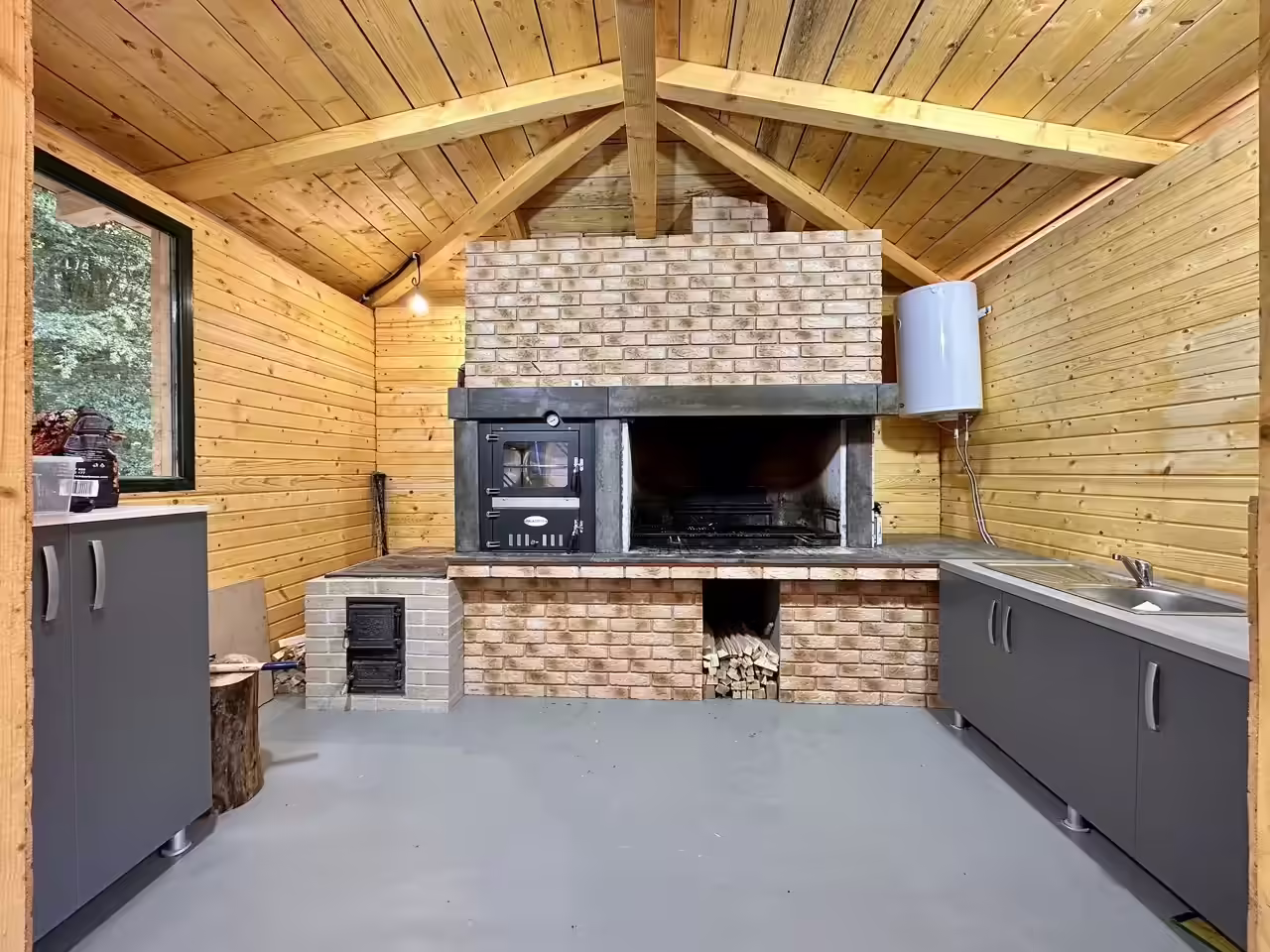 Bucătărie exterioară cu grătar zidit la Cabana Lacasata Bucătărie exterioară cu grătar zidit la Cabana Lacasata