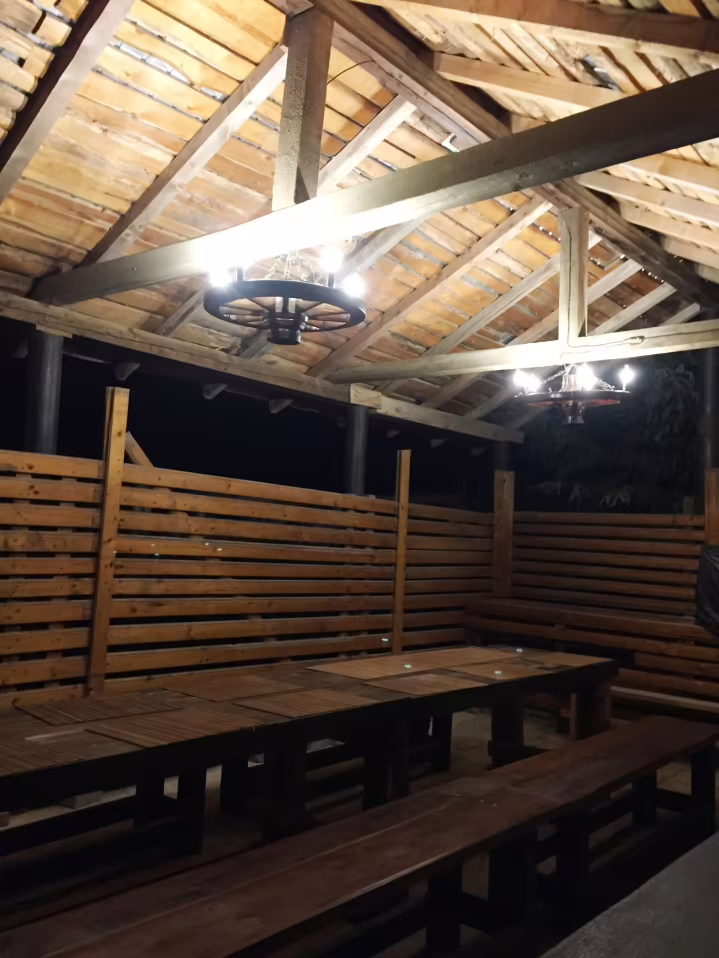 Foișor acoperit cu mese lungi din lemn la Casa Haiducilor Sătic, Argeș Foișor acoperit cu mese lungi din lemn la Casa Haiducilor Sătic, Argeș