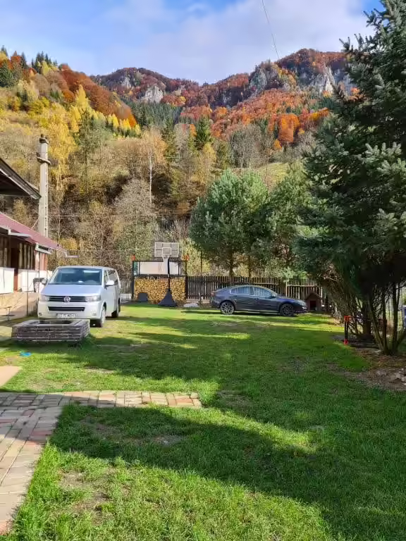 Curtea generoasă cu parcare gratuită de la Casa Haiducilor Sătic, Rucăr Curtea generoasă cu parcare gratuită de la Casa Haiducilor Sătic, Rucăr