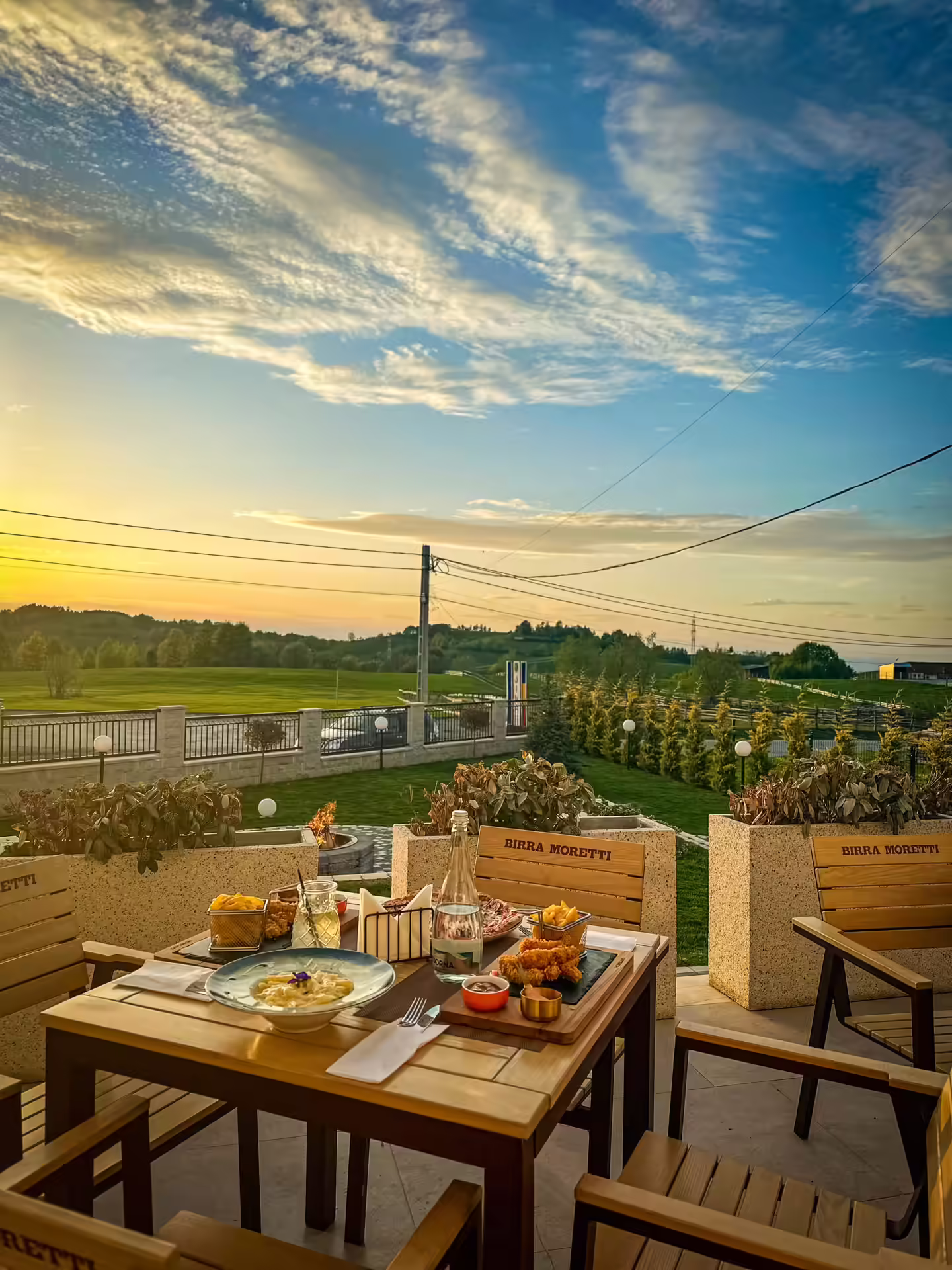 Cină la apus pe terasa panoramică a Hotelului Măgura Jina