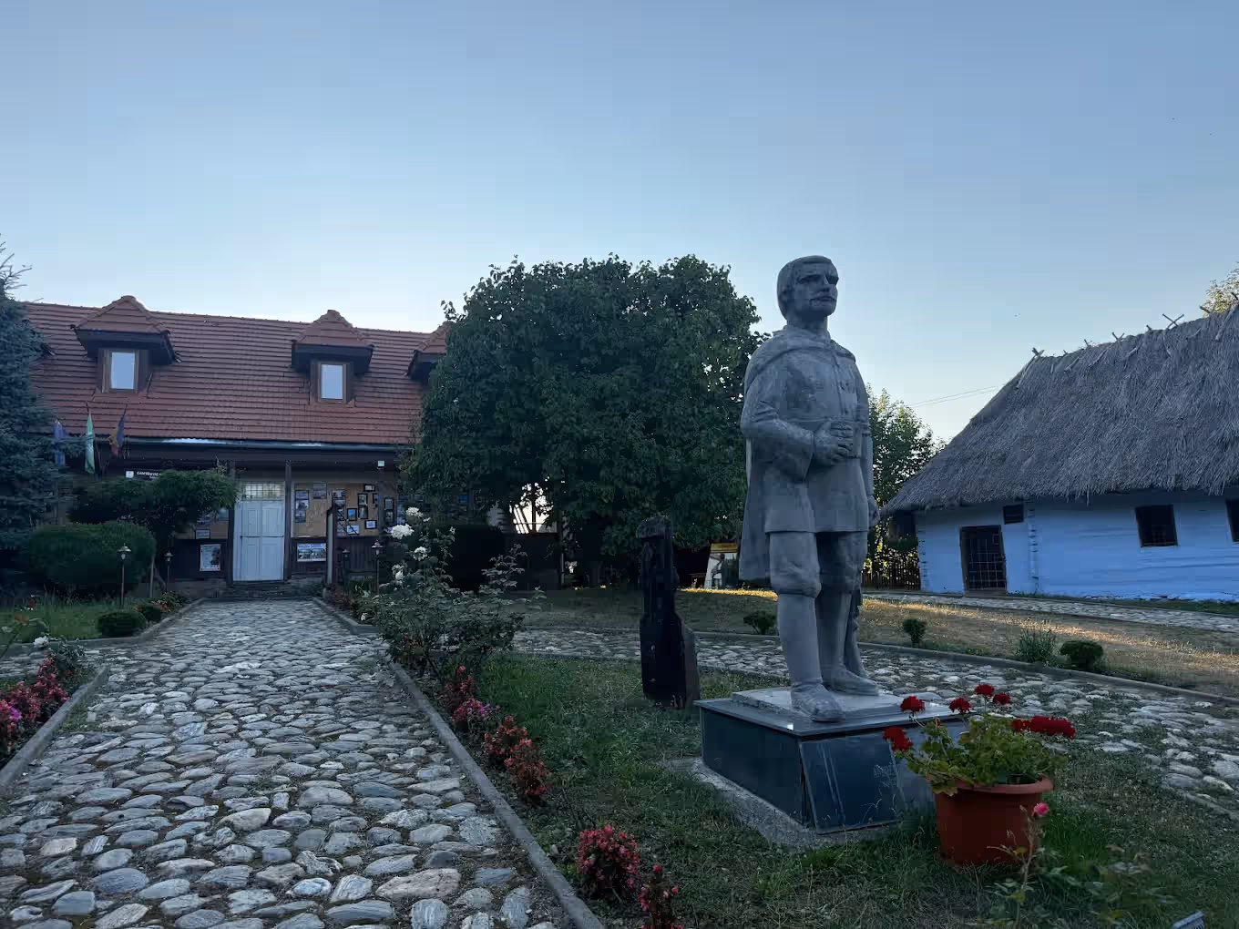 Muzeul Memorial Badea Cârțan din Cârțișoara, România, fotografia 12