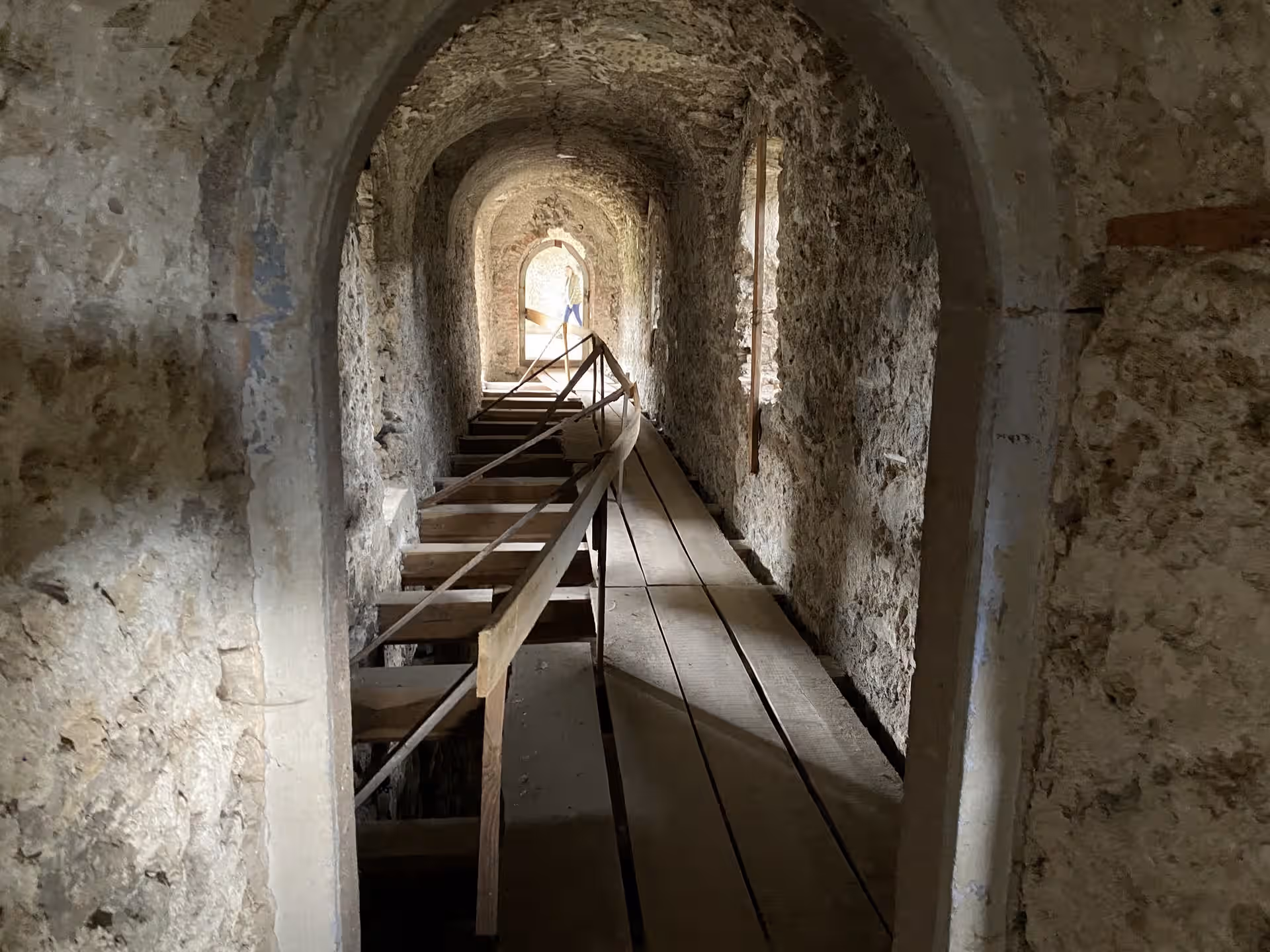 Coridor boltit cu scară de lemn în interiorul Castelului Bethlen Coridor boltit cu scară de lemn în interiorul Castelului Bethlen