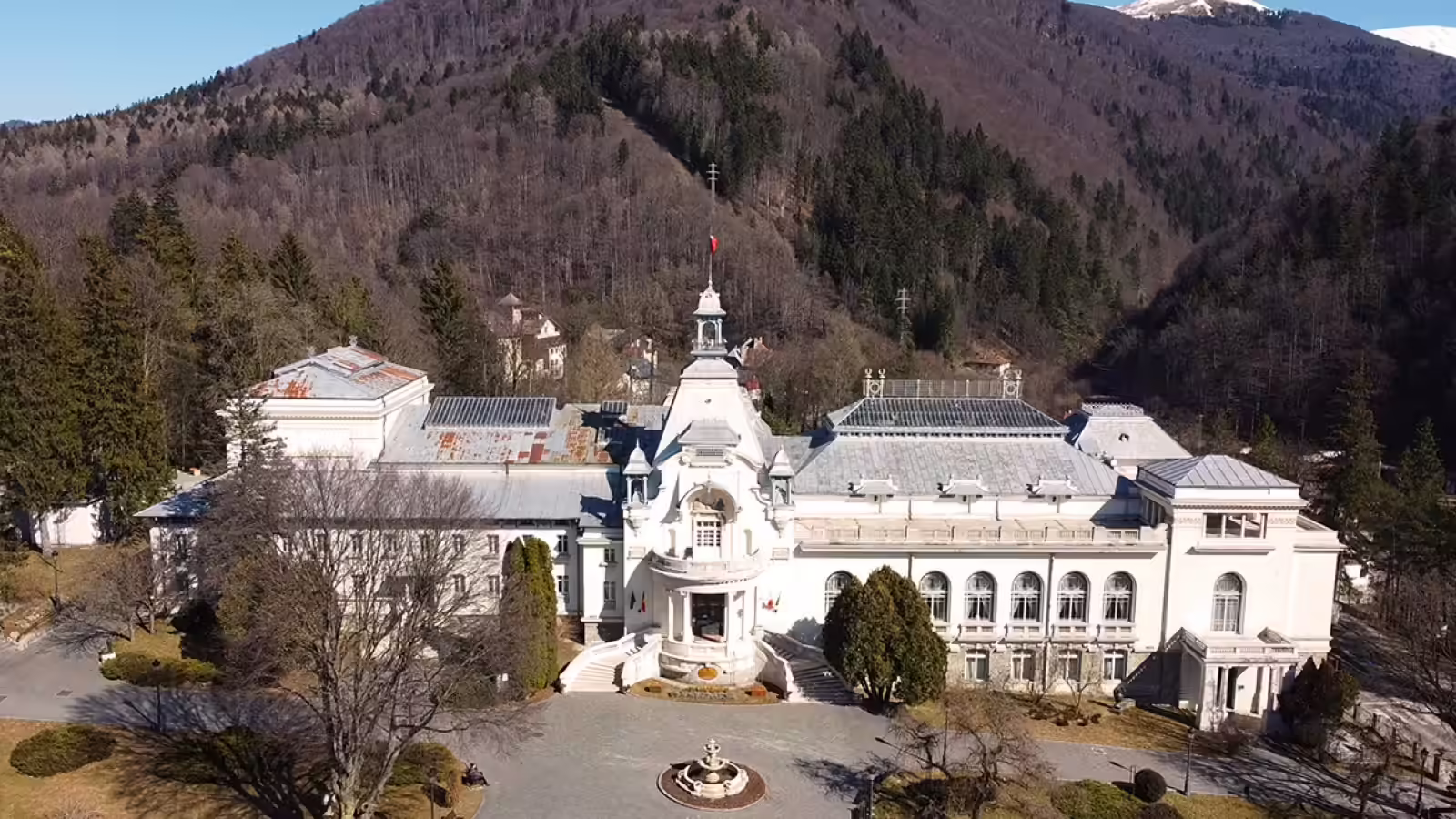 Vedere aeriană a Cazinoului Sinaia cu munții Bucegi în fundal Vedere aeriană a Cazinoului Sinaia cu munții Bucegi în fundal