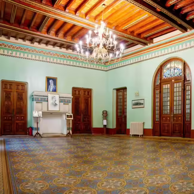 Sala de bal cu tavan casetat din lemn a Castelului Cantacuzino