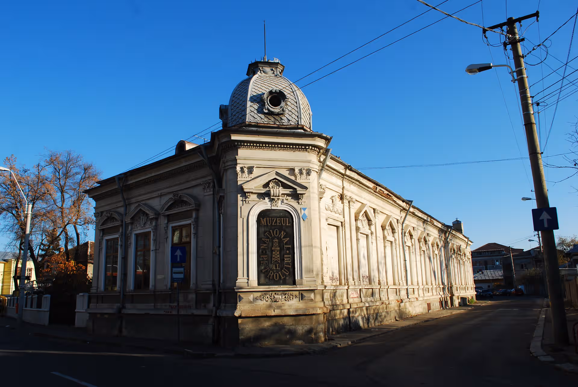 Fațada Muzeului Național al Petrolului din Ploiești sub cer albastru