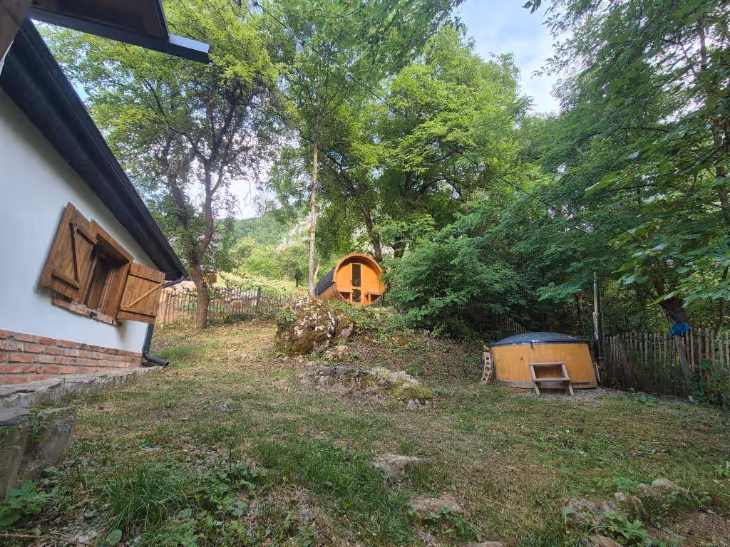 Bats Cave Hut Transylvania din Sub Piatră, România, fotografia 17