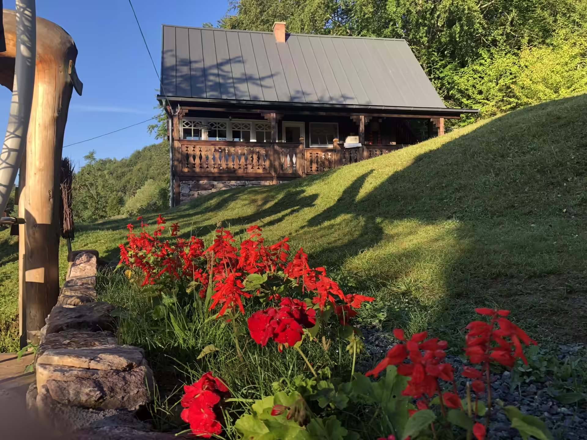 Casa Aristocrată de la La Noi La Munte, cu flori în fața casei, Mătișești Casa Aristocrată de la La Noi La Munte, cu flori în fața casei, Mătișești