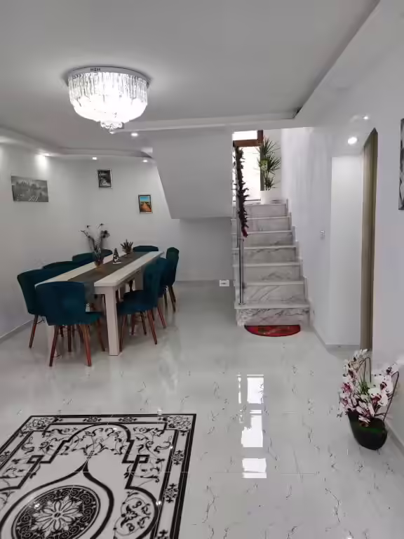 Sufragerie și scară interioară la pensiunea Maria's Dream House
