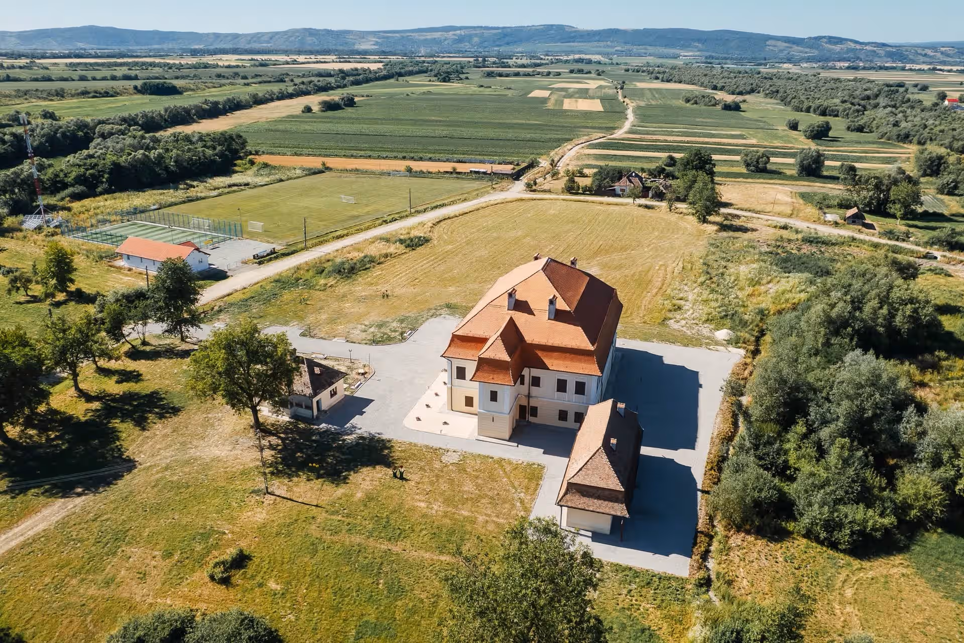 Domeniul Castelului Brâncoveanu văzut de sus, cu câmpurile Țării Făgărașului