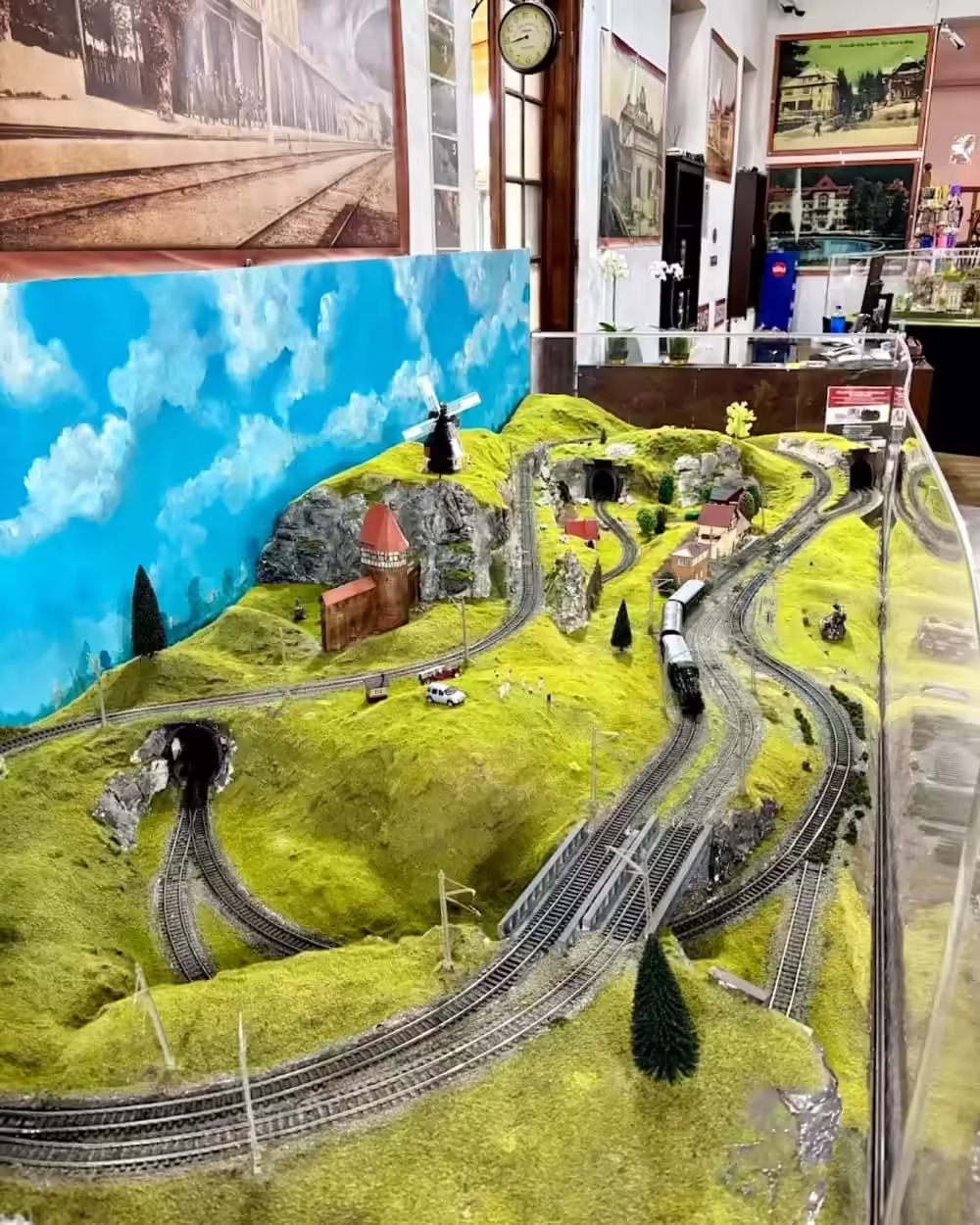 Machetă feroviară cu dealuri și viaducte în sala expoziției din Gara Sinaia
