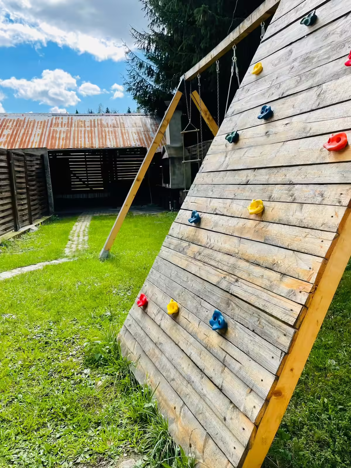 Tiroliană și perete de escaladă pentru copii la Casa Haiducilor Sătic, Rucăr Tiroliană și perete de escaladă pentru copii la Casa Haiducilor Sătic, Rucăr