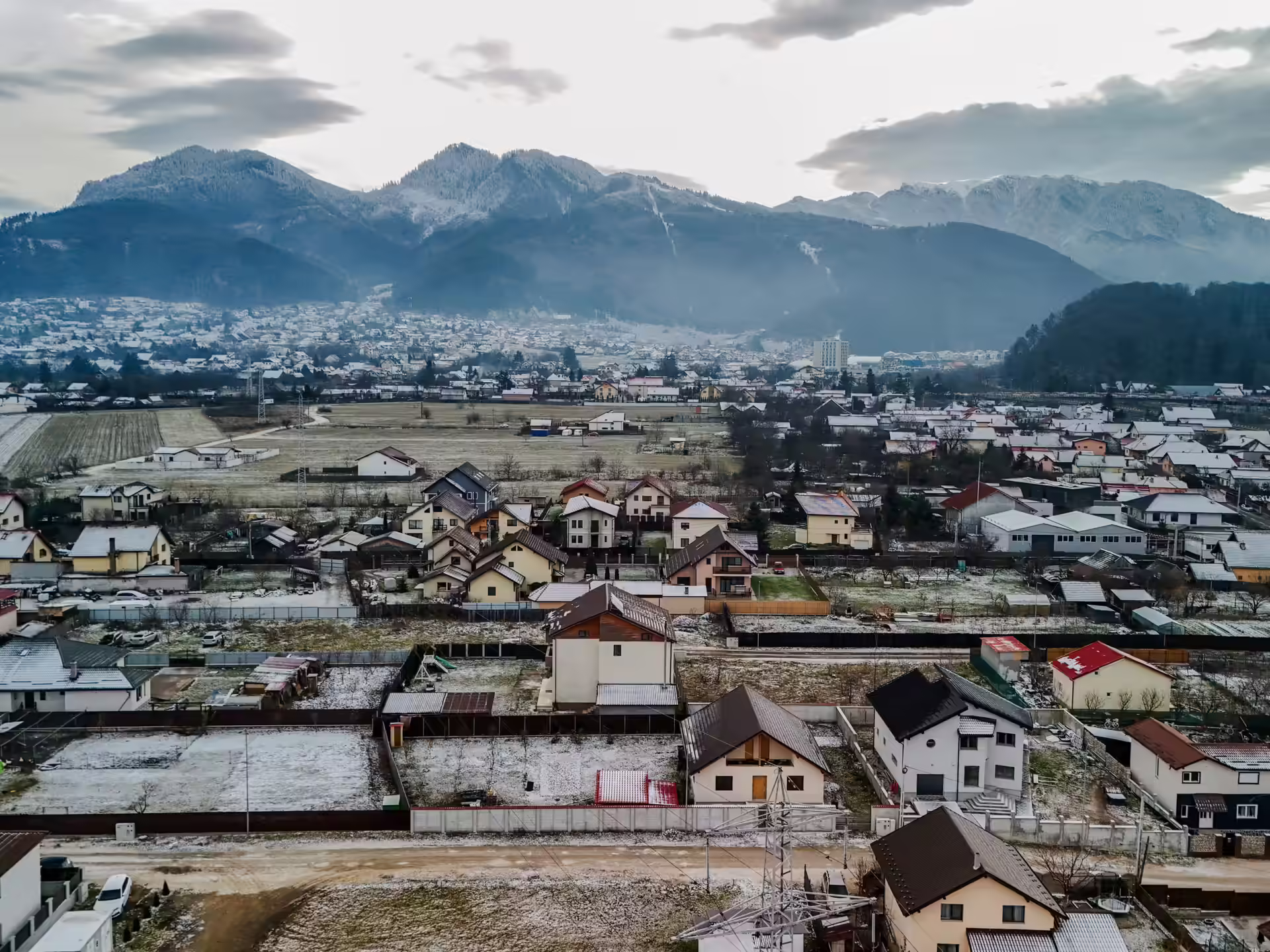 Panoramă asupra localității Săcele și a munților din jur Panoramă asupra localității Săcele și a munților din jur