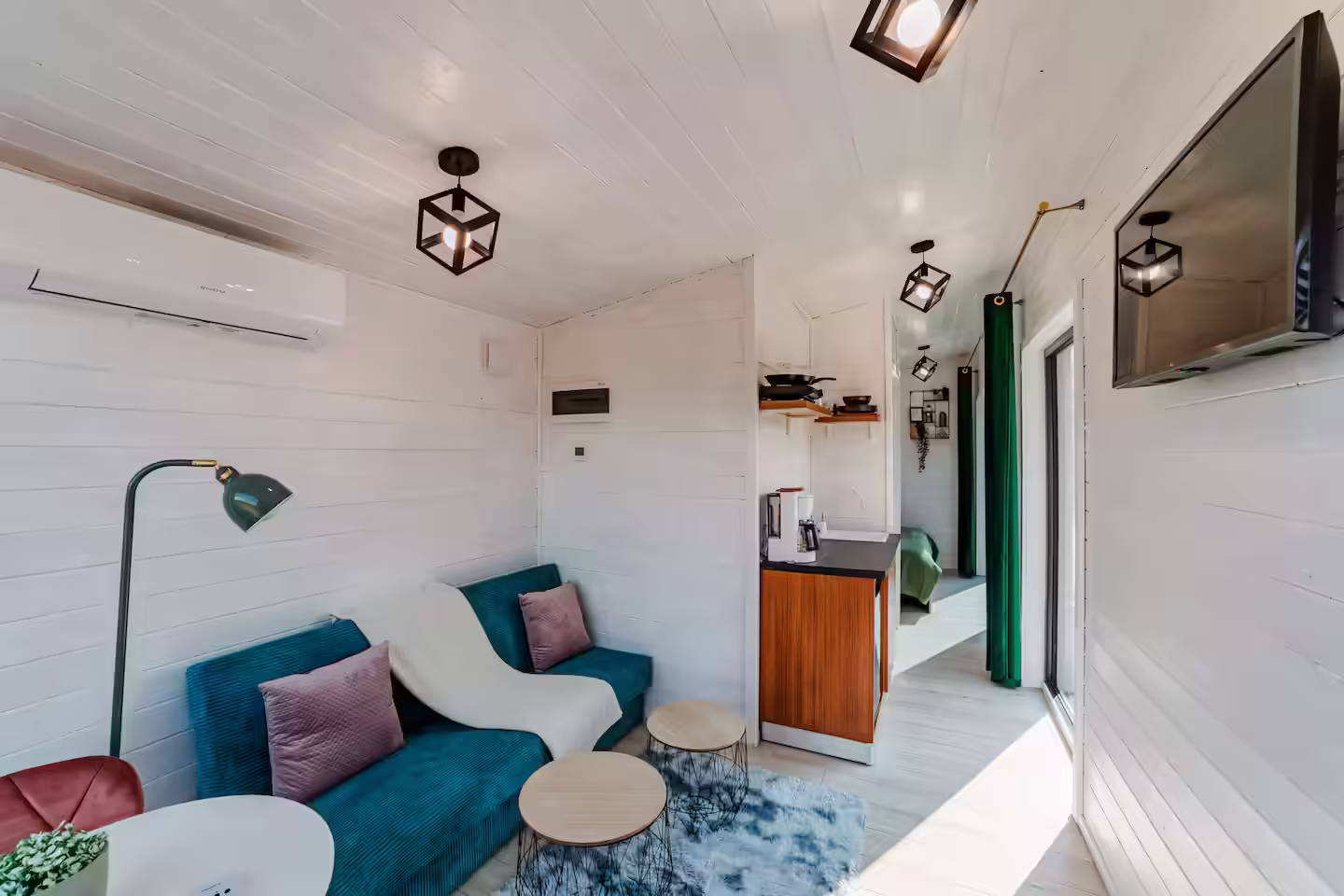 Colț de relaxare cu fotoliu și televizor în cabana SkyAtlas Hideaway, Bran Colț de relaxare cu fotoliu și televizor în cabana SkyAtlas Hideaway, Bran