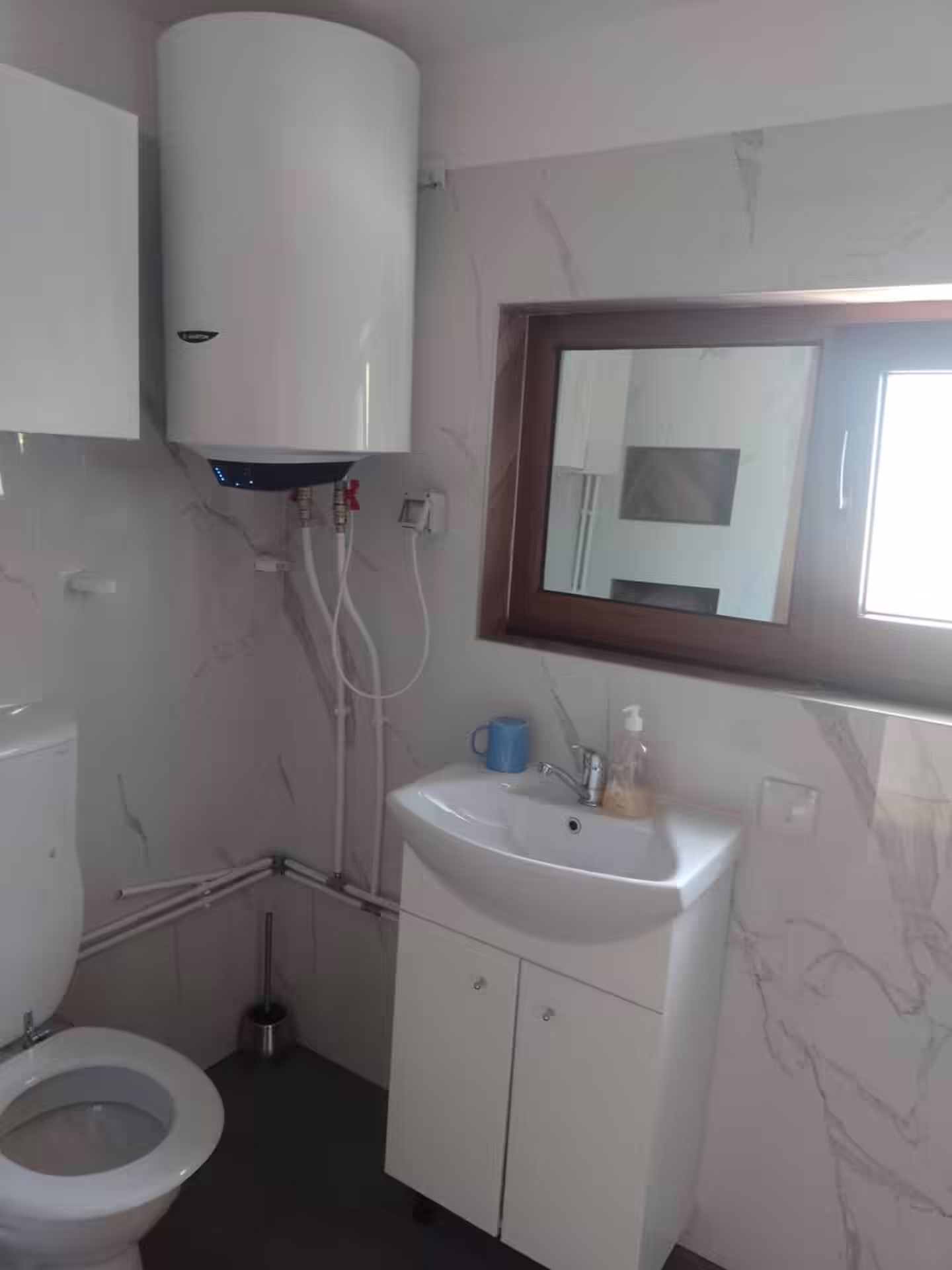 Grup sanitar cu lavoar și boiler la Cabana din Pădurea Beliș