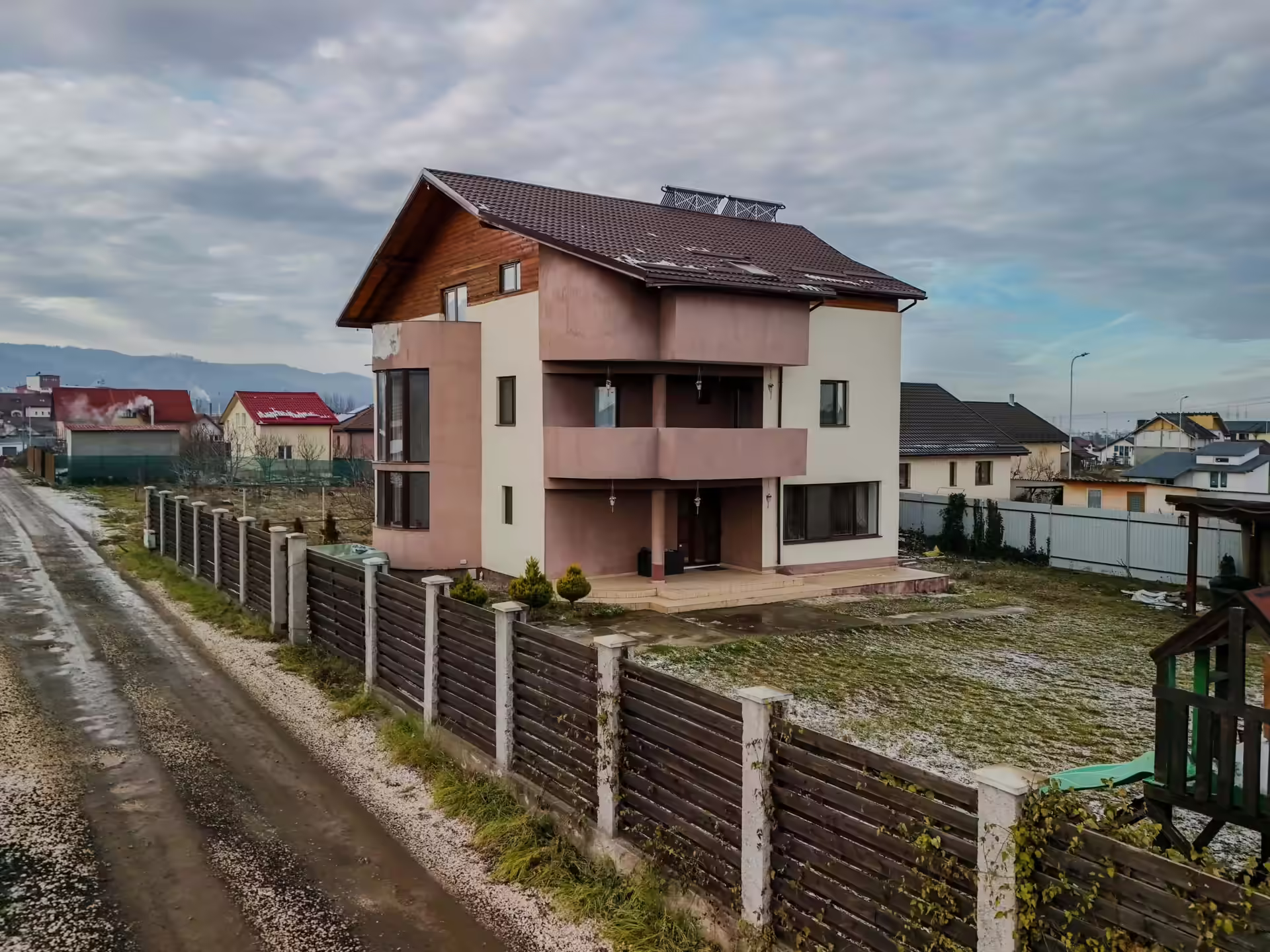Vila Mik Guesthouse văzută din stradă, în Săcele Vila Mik Guesthouse văzută din stradă, în Săcele