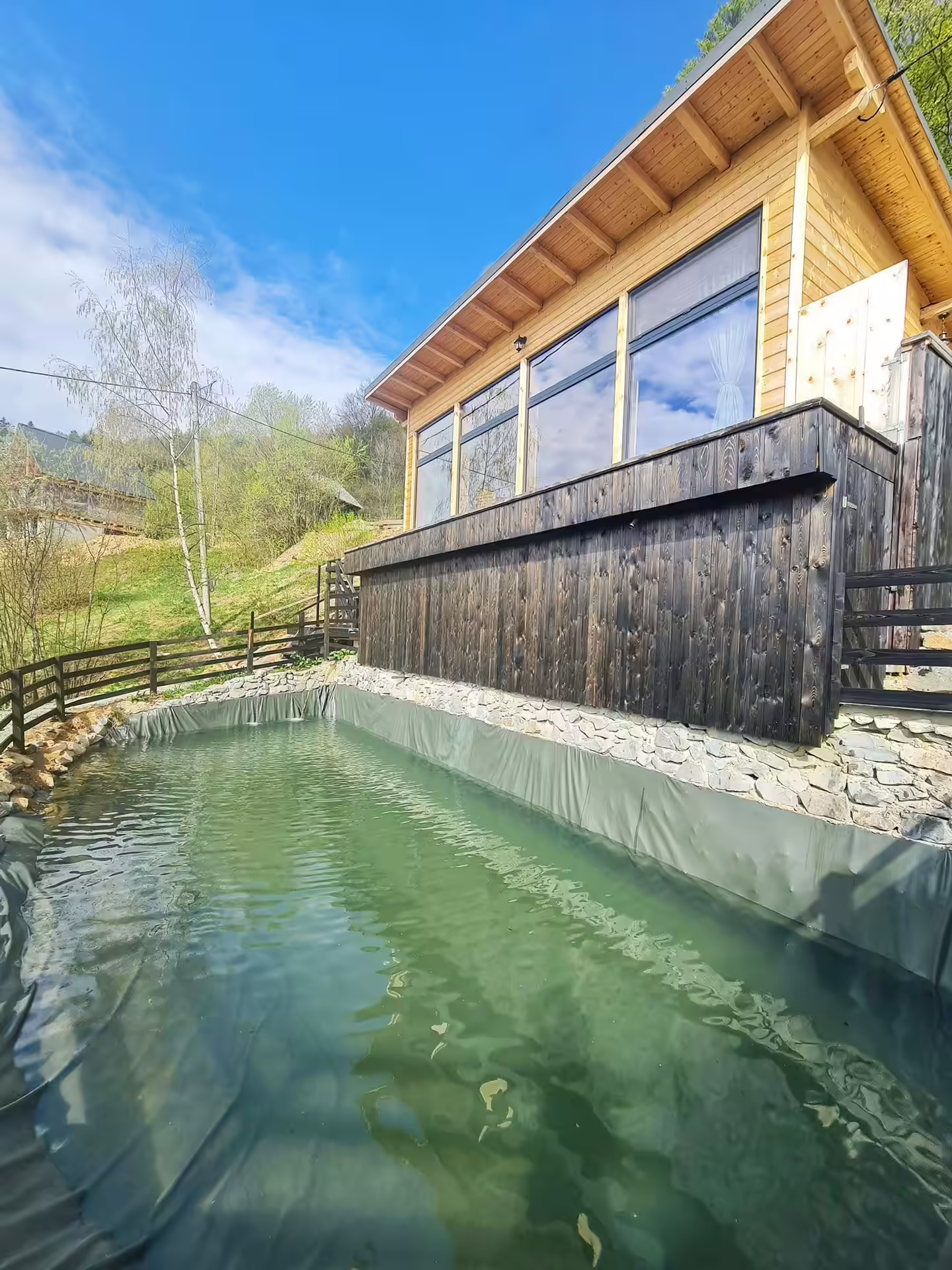Casa Nordică de la La Noi La Munte, cabană din lemn la 1.000 m altitudine în Apuseni Casa Nordică de la La Noi La Munte, cabană din lemn la 1.000 m altitudine în Apuseni