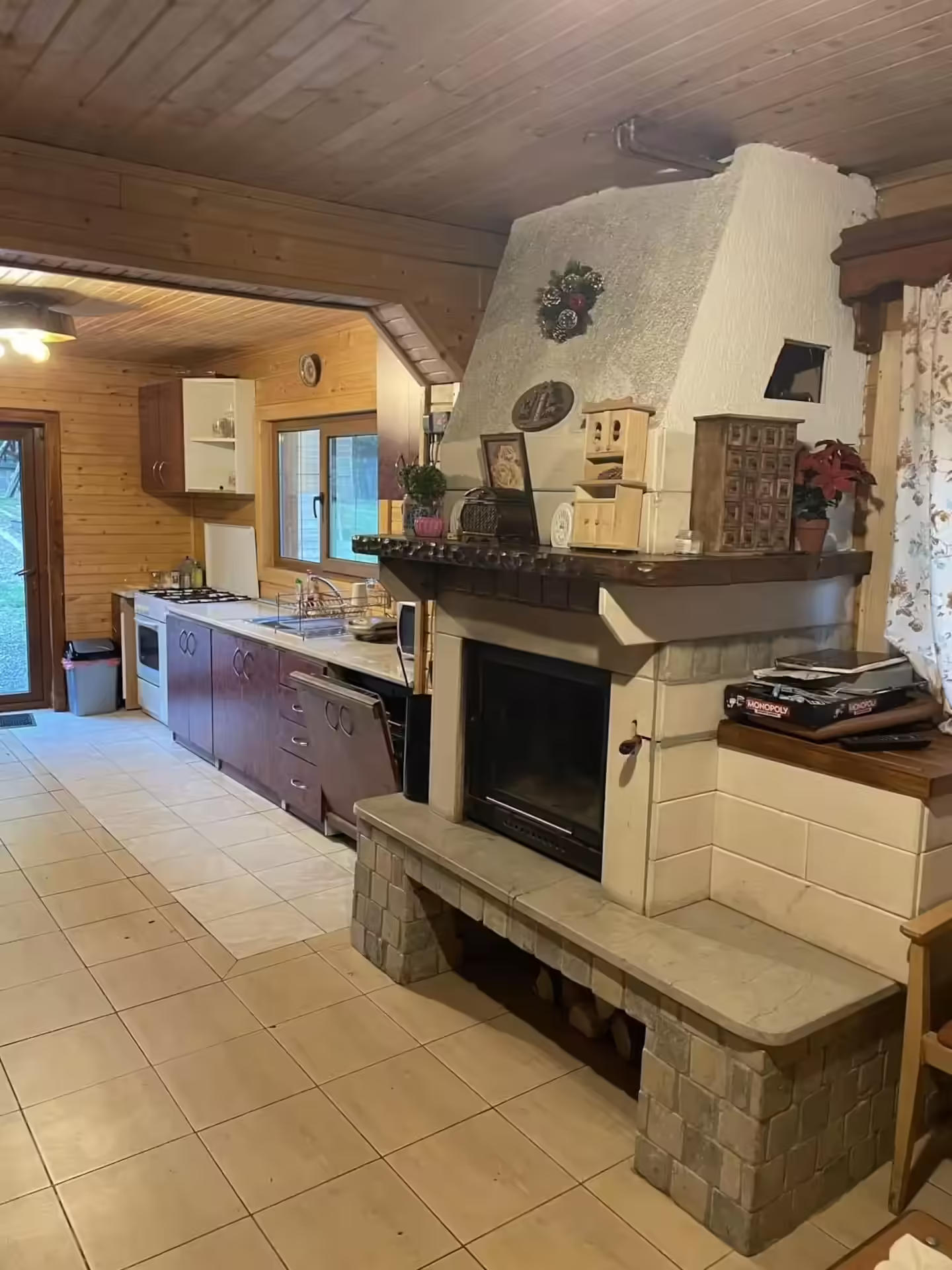 Bucătărie cu sobă pe lemne la Cabana din Pădurea Beliș