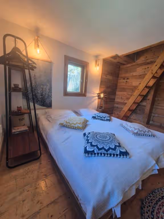 Bats Cave Hut Transylvania din Sub Piatră, România, fotografia 10