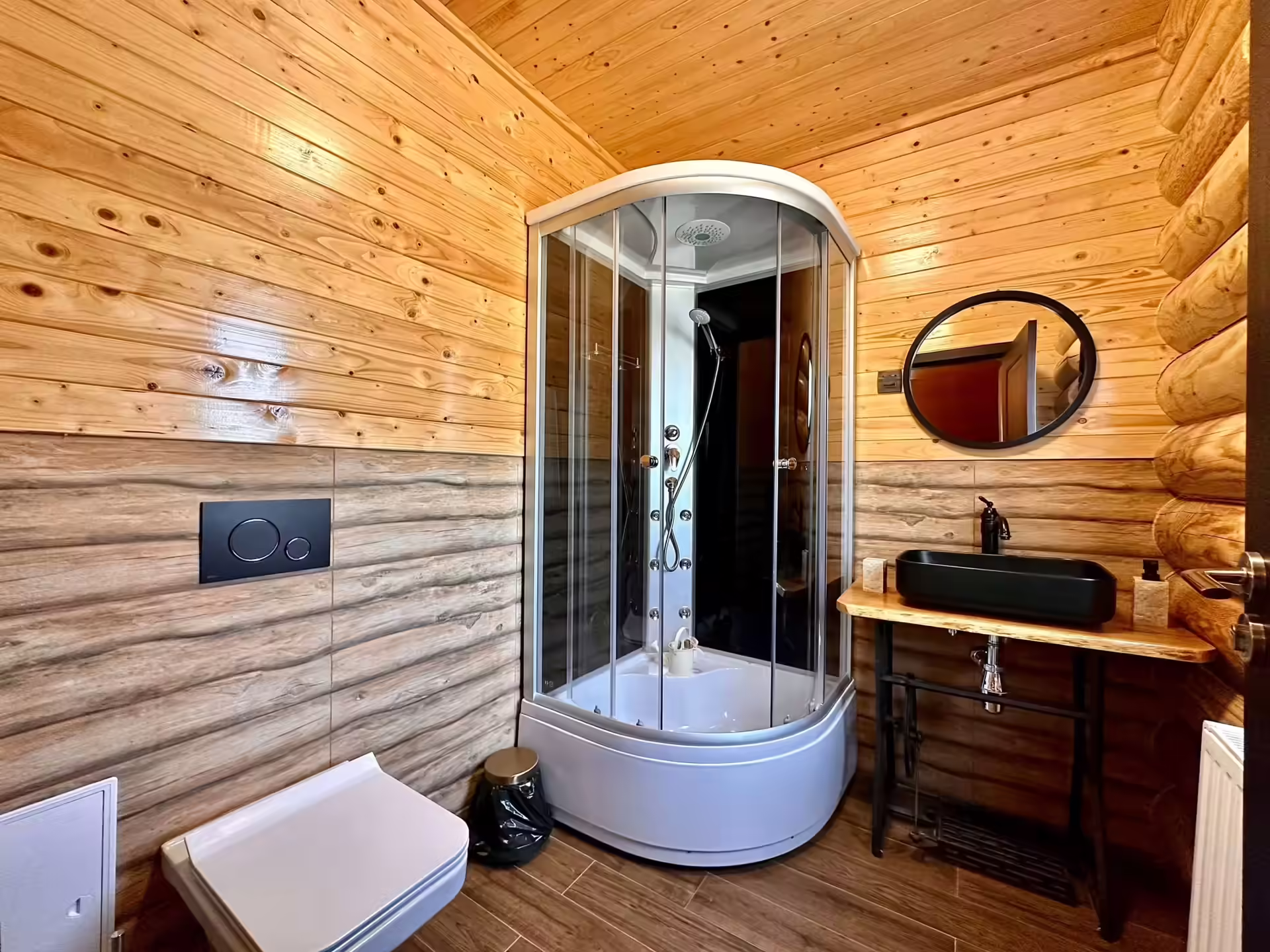 Baie cu cabină de duș rotundă la Cabana Lacasata, Codlea Baie cu cabină de duș rotundă la Cabana Lacasata, Codlea