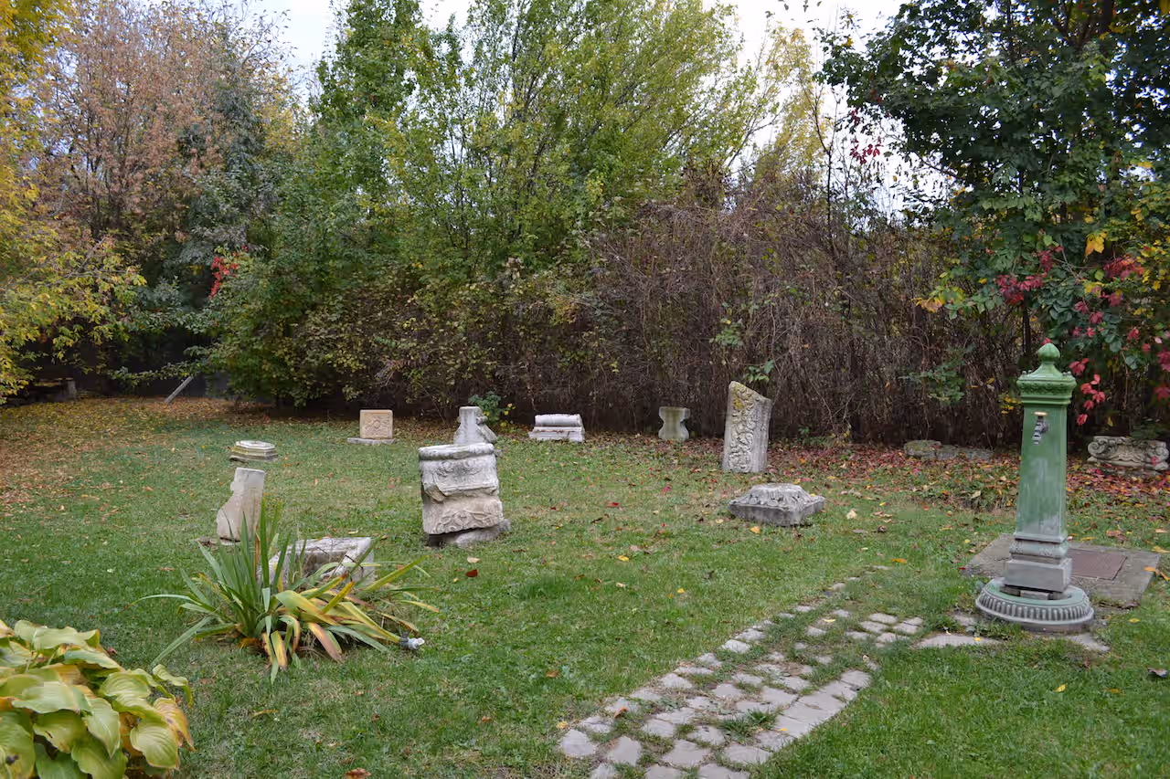 Cimitirul vechi cu cruci de piatră din parcul Conacului Bellu Cimitirul vechi cu cruci de piatră din parcul Conacului Bellu