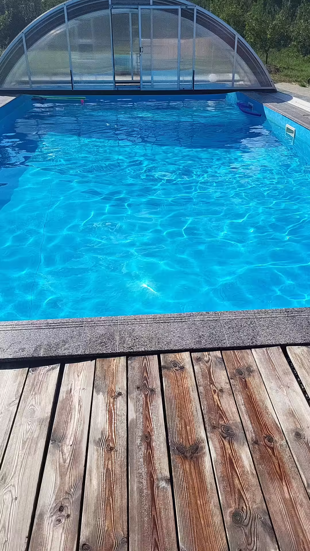 Piscina încălzită și terasa de lemn de la Casa Ema & Sofi, Topârcea, Sibiu Piscina încălzită și terasa de lemn de la Casa Ema & Sofi, Topârcea, Sibiu