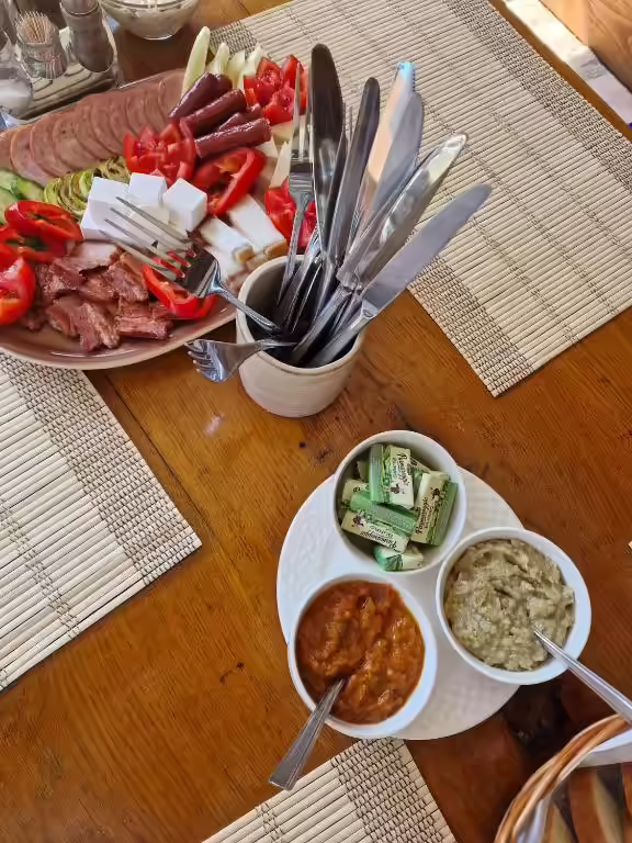 Aperitive tradiționale cu zacuscă și salate la Flori Haus Saschiz Aperitive tradiționale cu zacuscă și salate la Flori Haus Saschiz