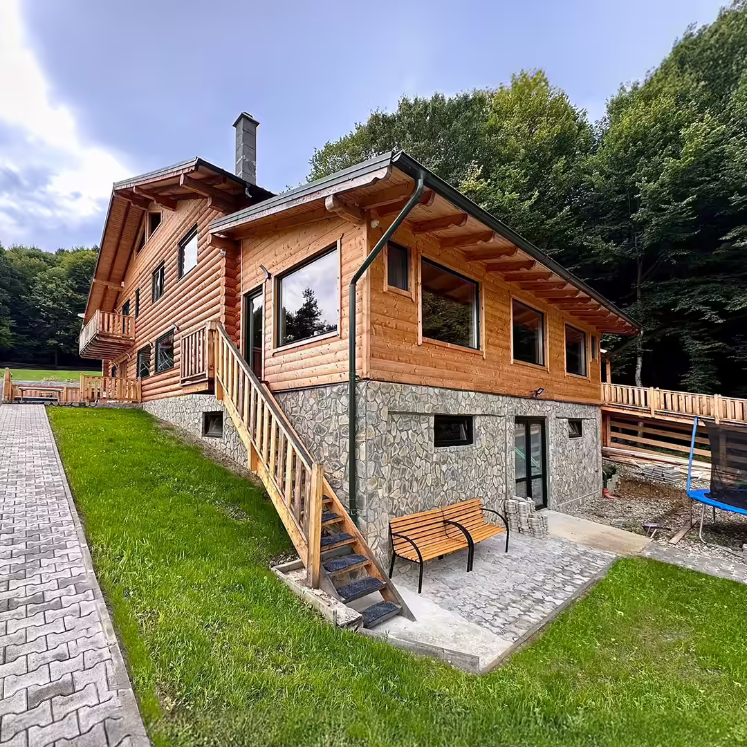 Cabana Lacasata din Codlea, exteriorul cabanei de lemn și curtea Cabana Lacasata din Codlea, exteriorul cabanei de lemn și curtea