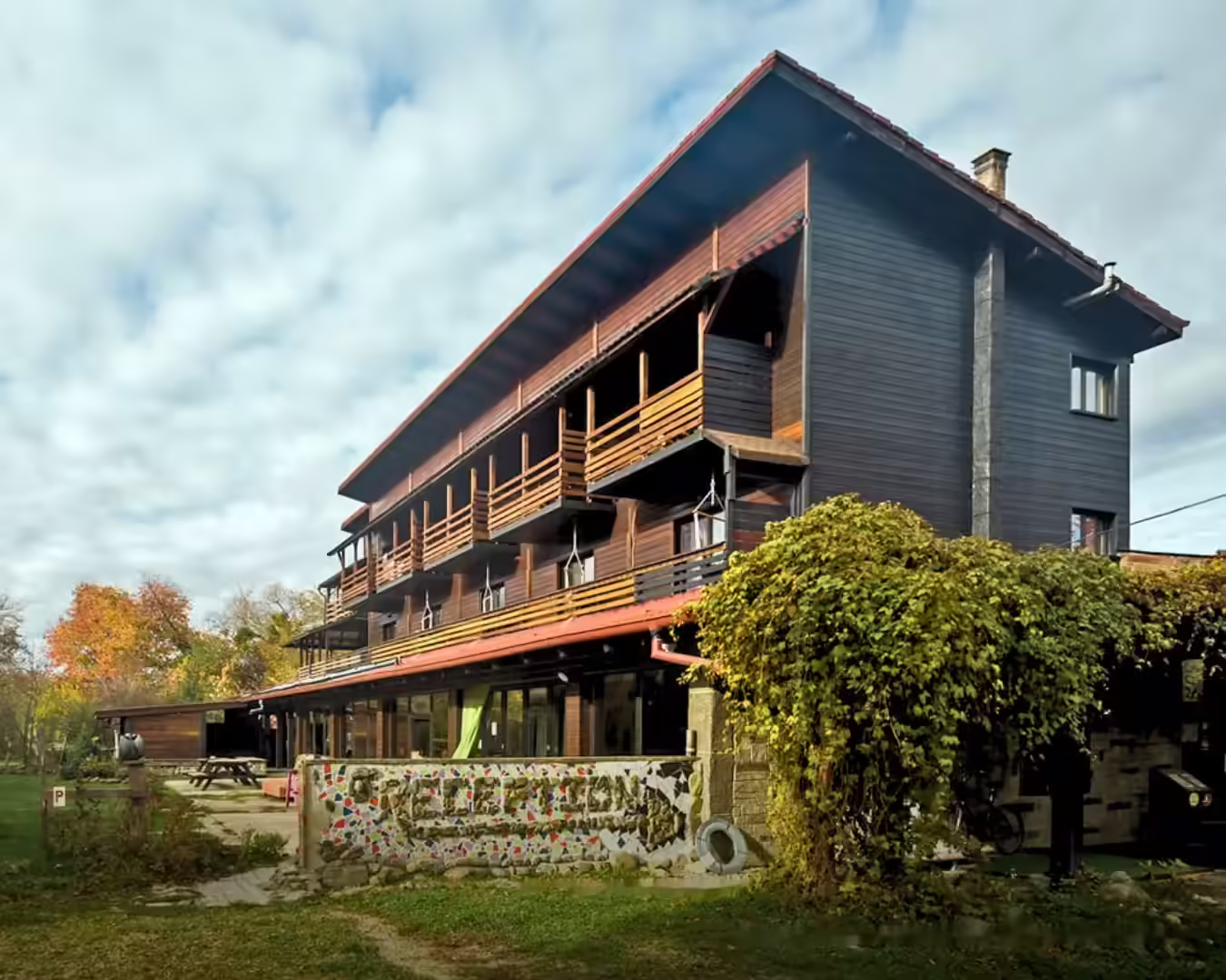 Exteriorul Pensiunii Ana din Viștișoara, județul Brașov, cu curte verde generoasă Exteriorul Pensiunii Ana din Viștișoara, județul Brașov, cu curte verde generoasă