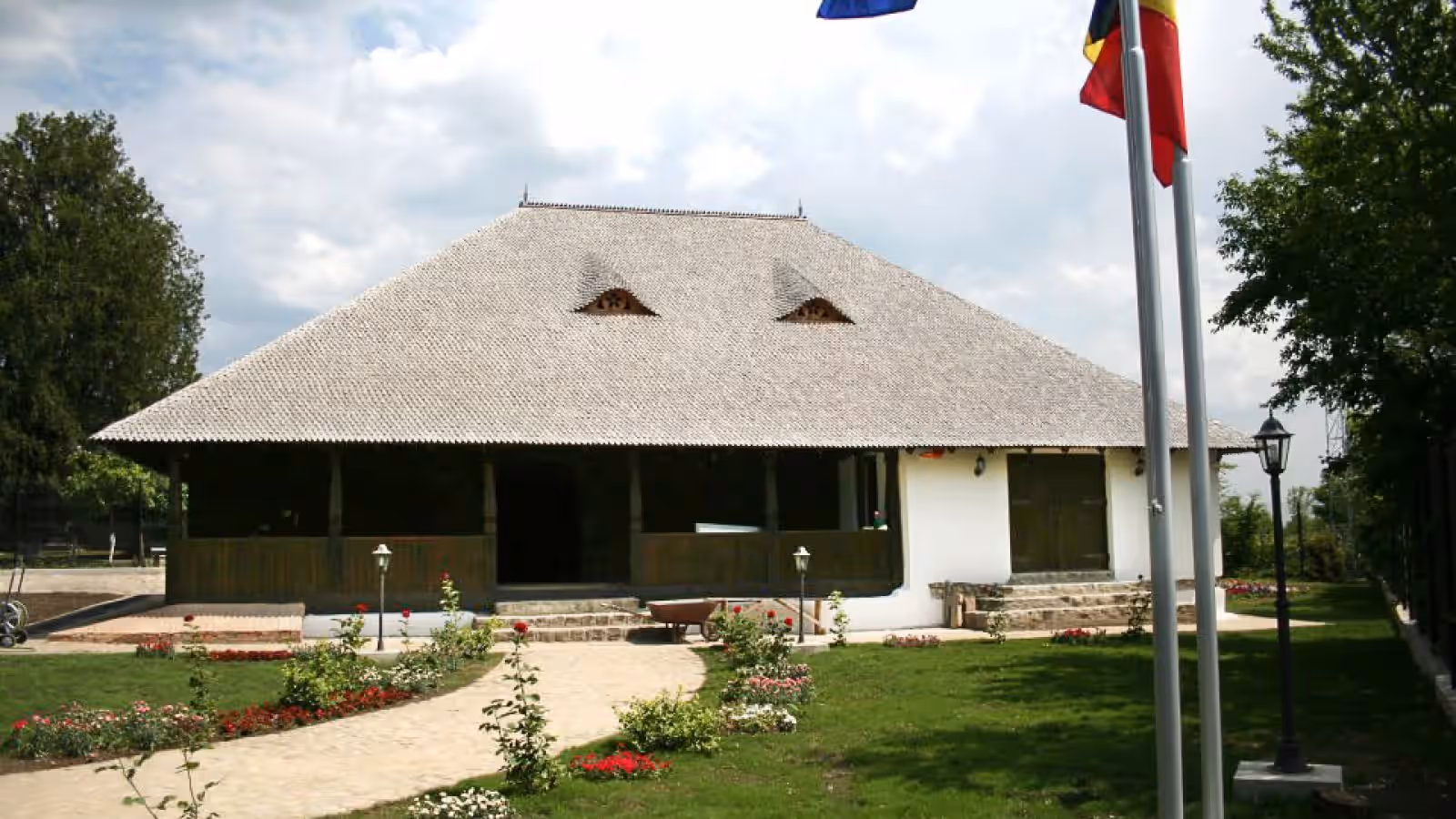 Clădirea Muzeului Crama 1777 cu acoperiș de stuf și aleea de acces Clădirea Muzeului Crama 1777 cu acoperiș de stuf și aleea de acces