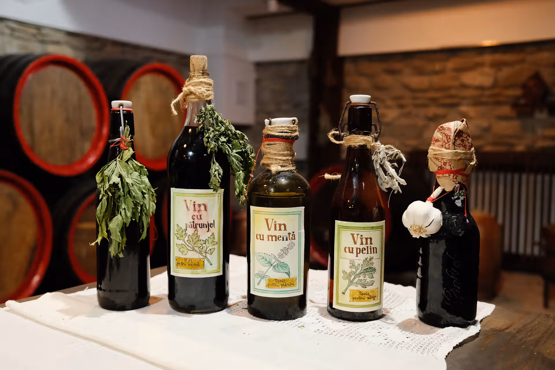 Sticle de vin tradițional pe masă în Crama 1777, Valea Călugărească Sticle de vin tradițional pe masă în Crama 1777, Valea Călugărească